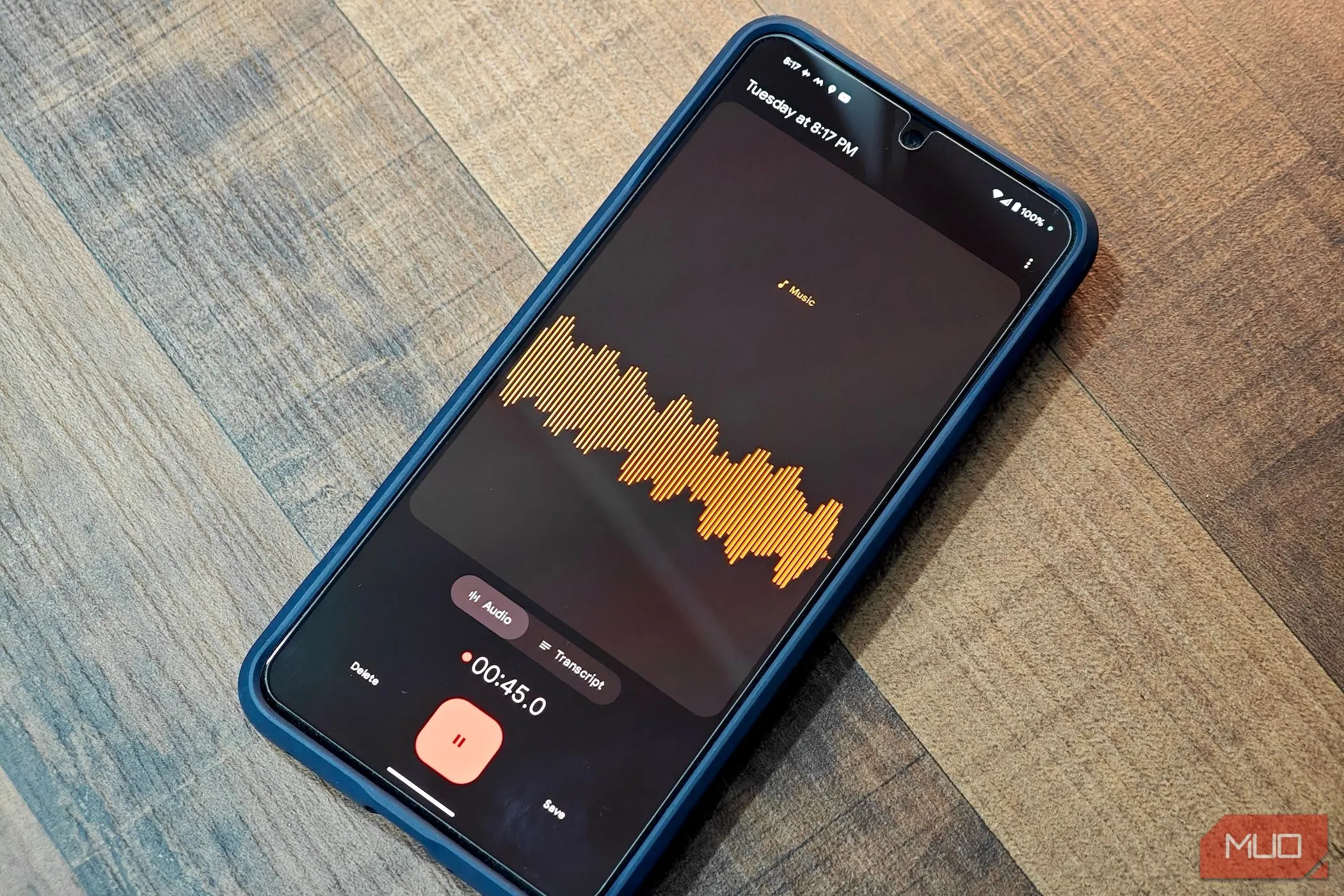 Giao diện ứng dụng ghi âm trên smartphone Pixel 8 Pro, thể hiện khả năng ghi âm chuyên nghiệp và tính năng AI hiện đại