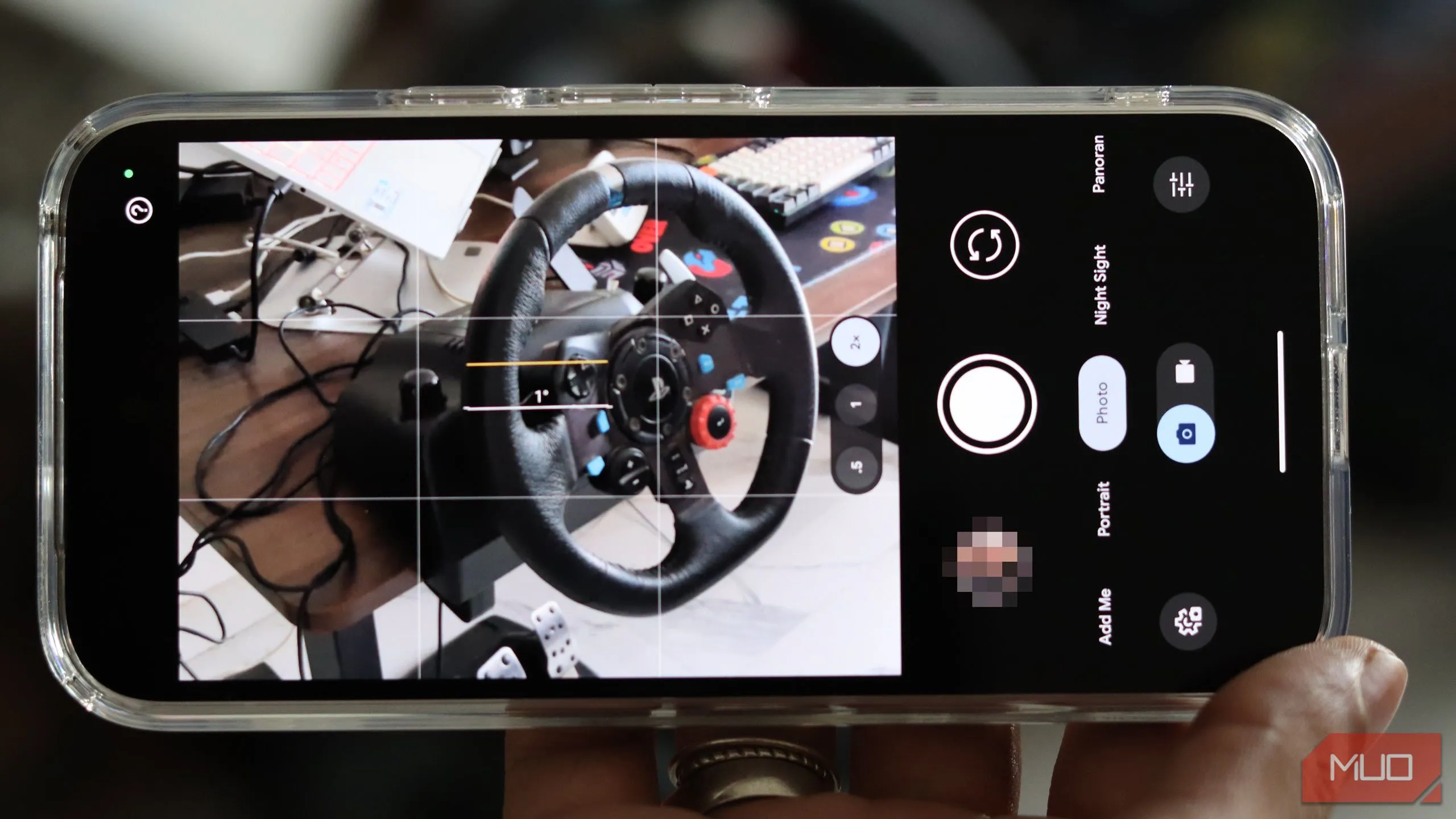 Giao diện ứng dụng Google Camera trên điện thoại Pixel 9a, chụp ảnh đêm với Night Sight