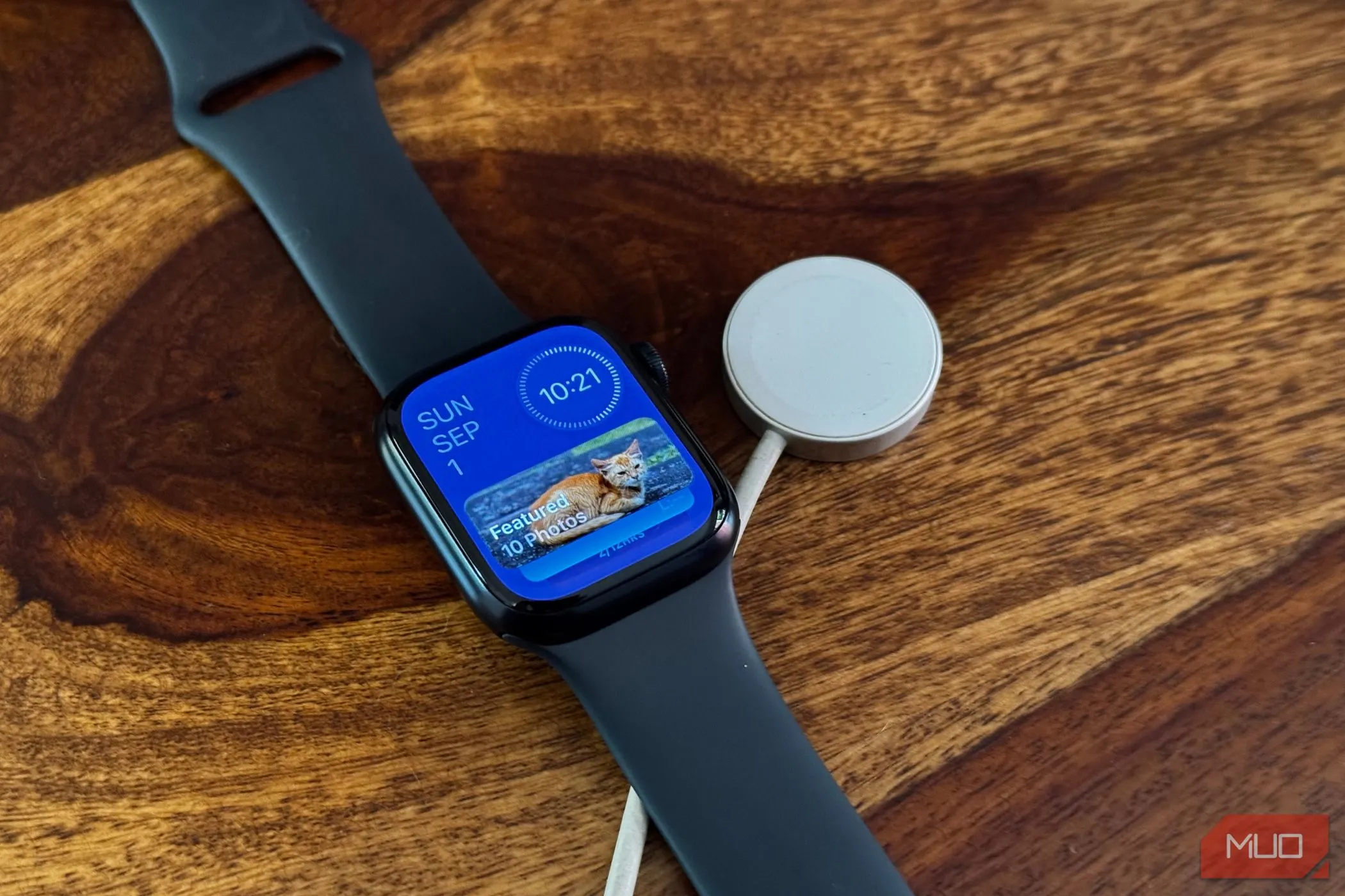 Giao diện widget của Apple Watch khi đang sạc, thể hiện khả năng cập nhật phần mềm liền mạch và tích hợp