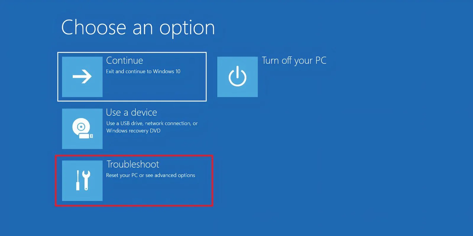 Giao diện Windows Recovery Environment (WinRE) với tùy chọn Troubleshoot được chọn để sửa lỗi khởi động.