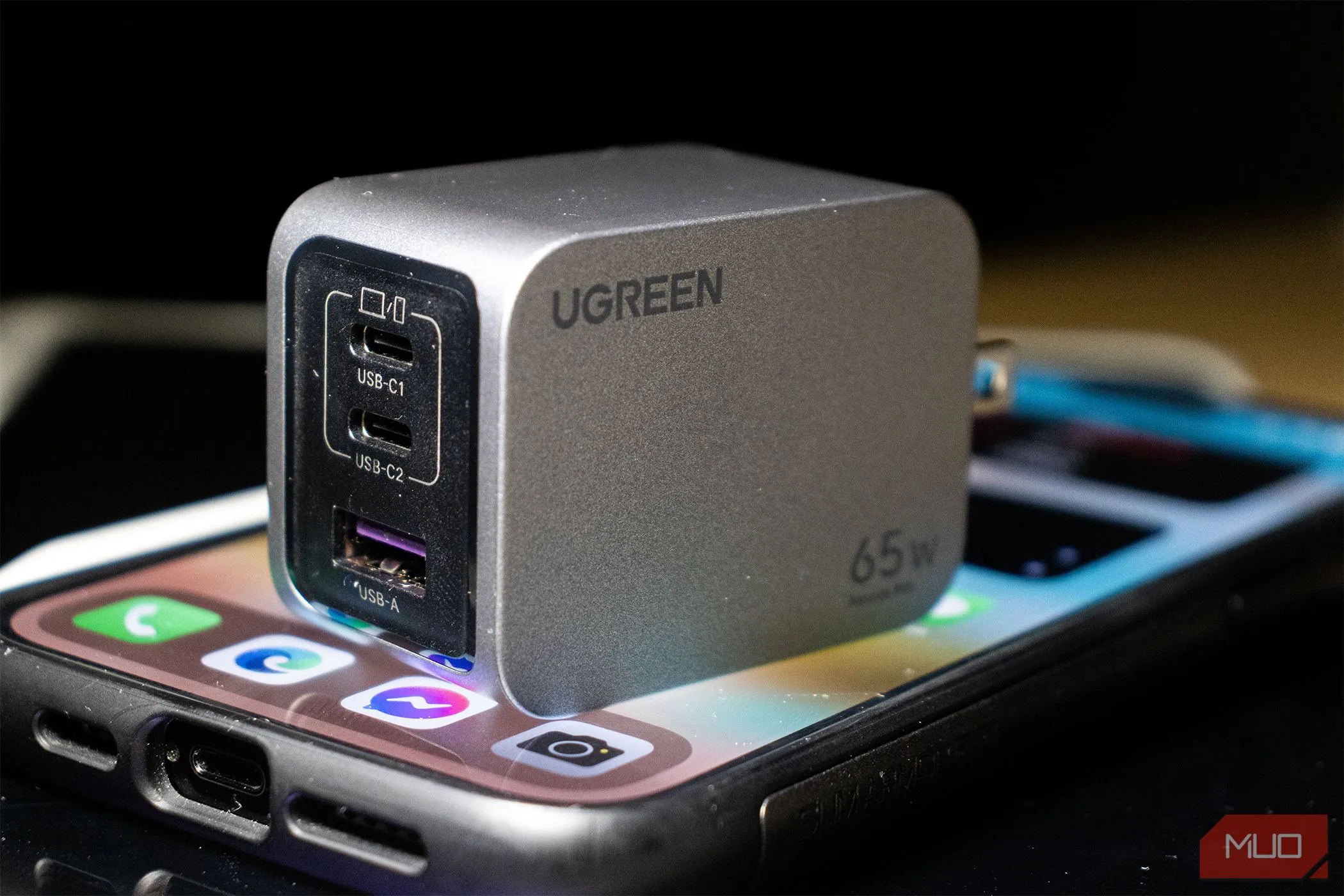 Giữ hộp và sạc zin cho iPhone 14 Pro Max để tối đa hóa giá bán điện thoại cũ