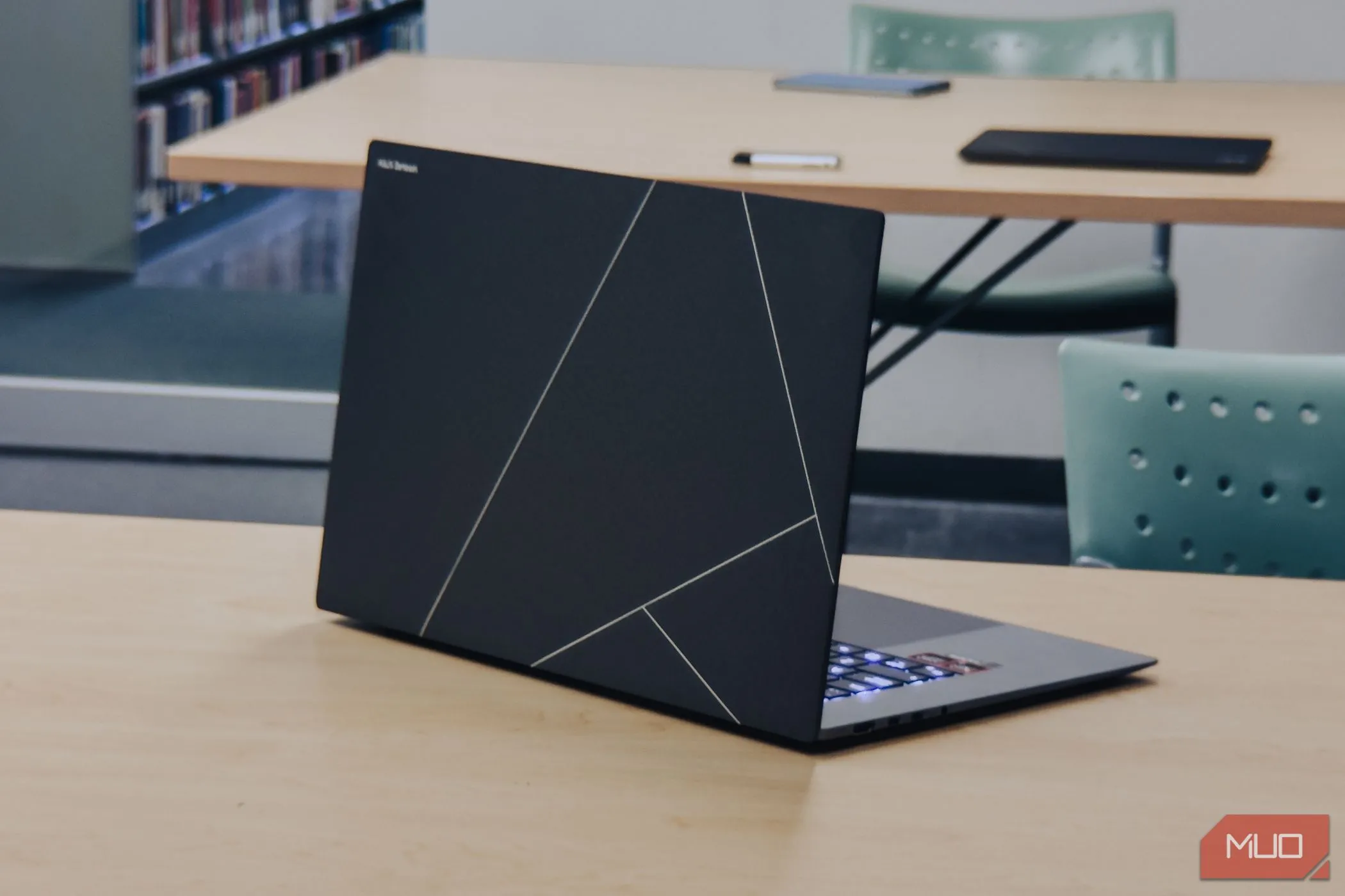 Góc nhìn cận cảnh độ mỏng ấn tượng của ASUS Zenbook S 16