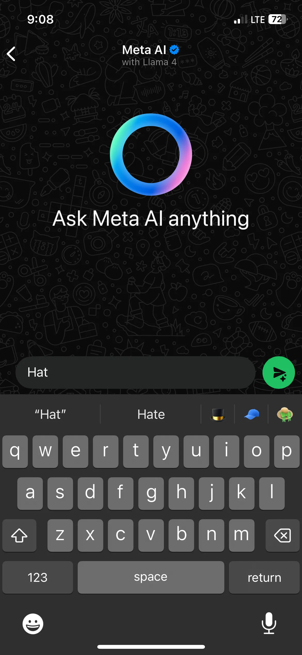 Gợi ý biểu tượng cảm xúc (emoji) hình chiếc mũ xuất hiện trên bàn phím iPhone khi gõ chữ &quot;hat&quot;.