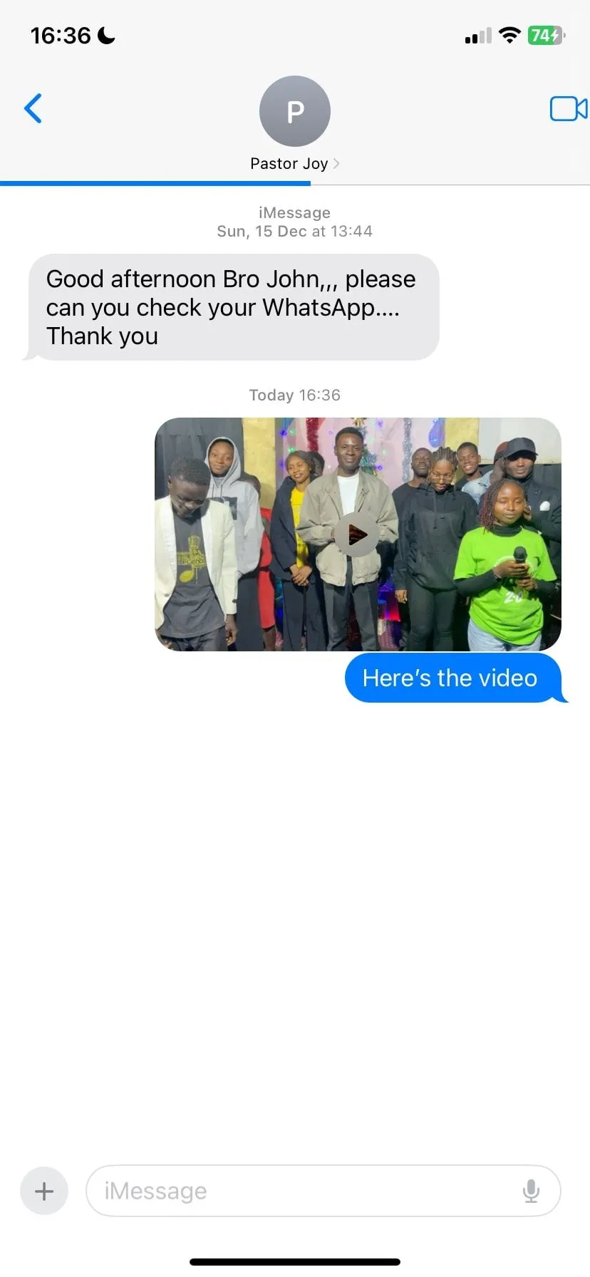 Gửi video trong cuộc trò chuyện iMessage cho thấy video đang được xử lý