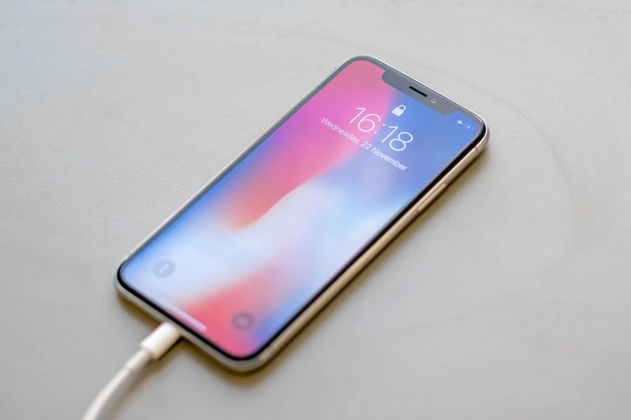 Hai chiếc iPhone được kết nối bằng cáp sạc, tượng trưng cho việc chuyển dữ liệu có dây