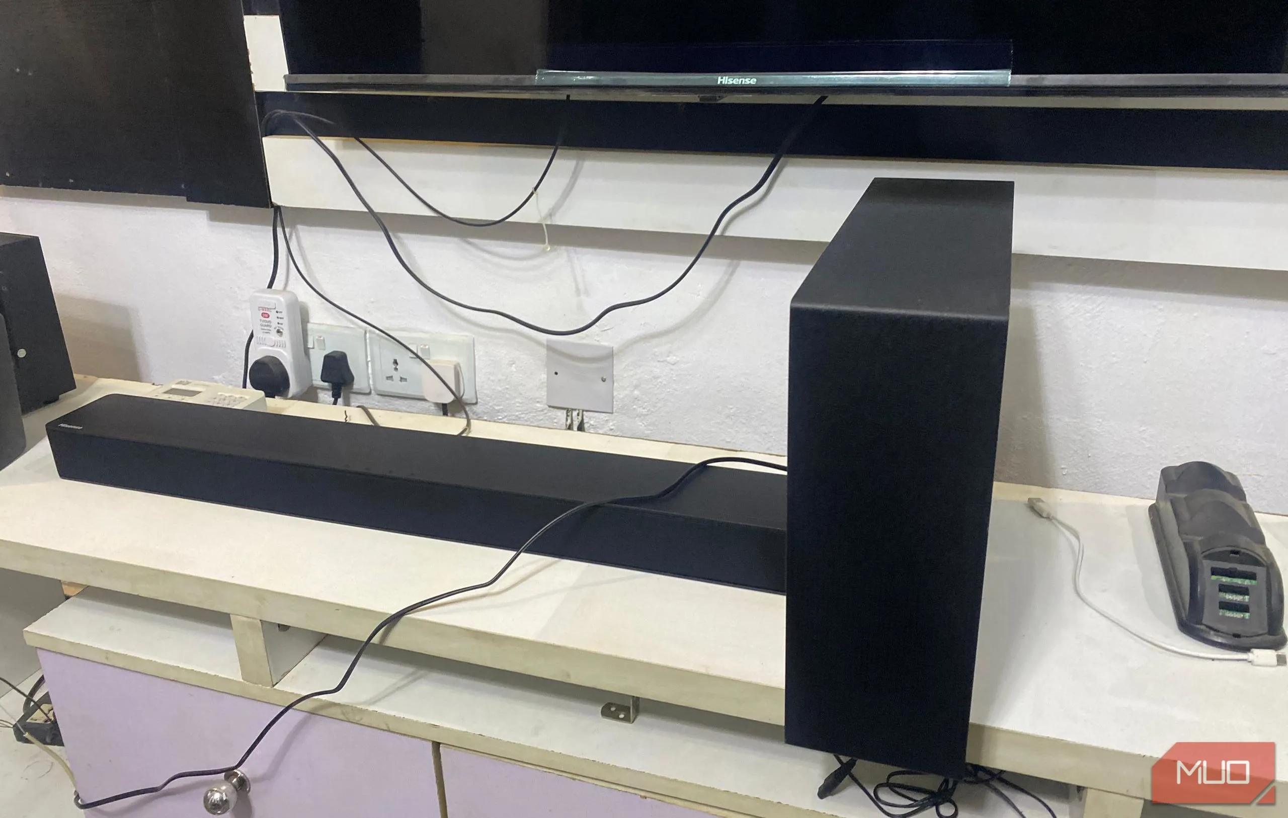 Hệ thống loa soundbar Hisense HS2100 cùng với loa siêu trầm được đặt cạnh nhau, minh họa cho giải pháp âm thanh gia đình.