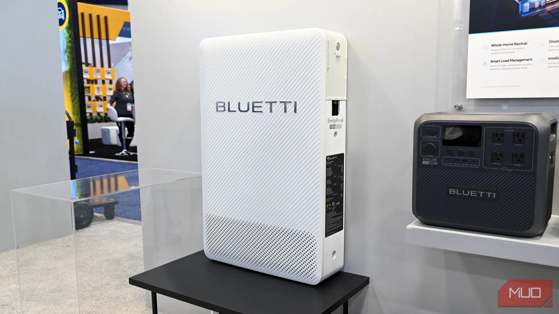 Hệ thống lưu trữ năng lượng Bluetti EnergyPro 6K nhìn từ cạnh, tích hợp năng lượng mặt trời và EV.