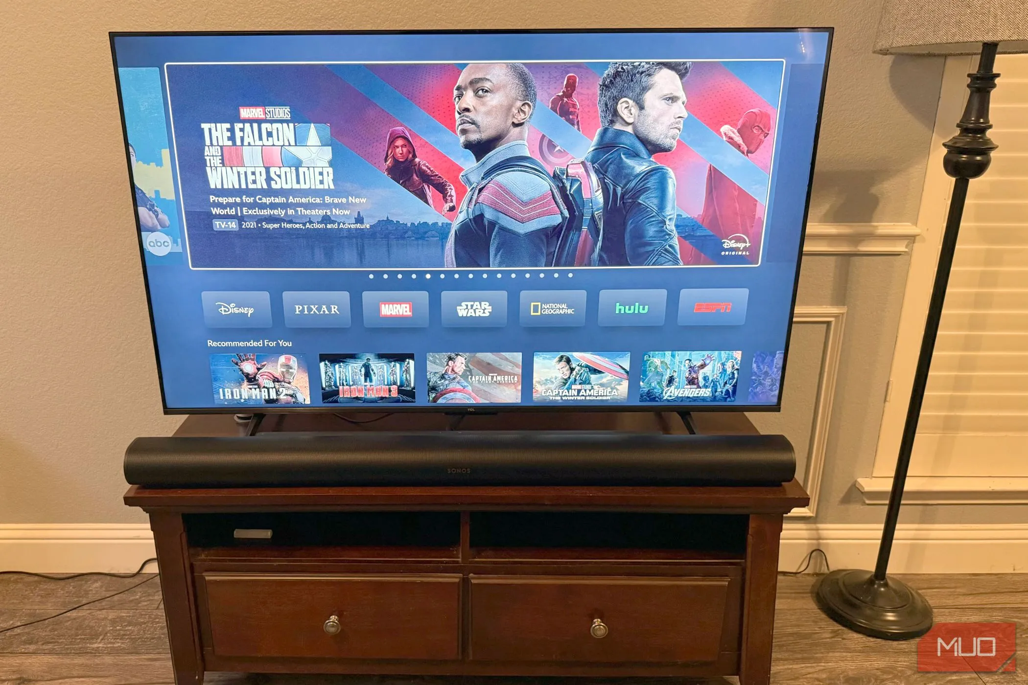 Hệ thống rạp hát tại gia hiện đại với loa soundbar Sonos Arc Ultra màu trắng đặt dưới TV màn hình lớn, tối ưu trải nghiệm âm thanh vòm Dolby Atmos.