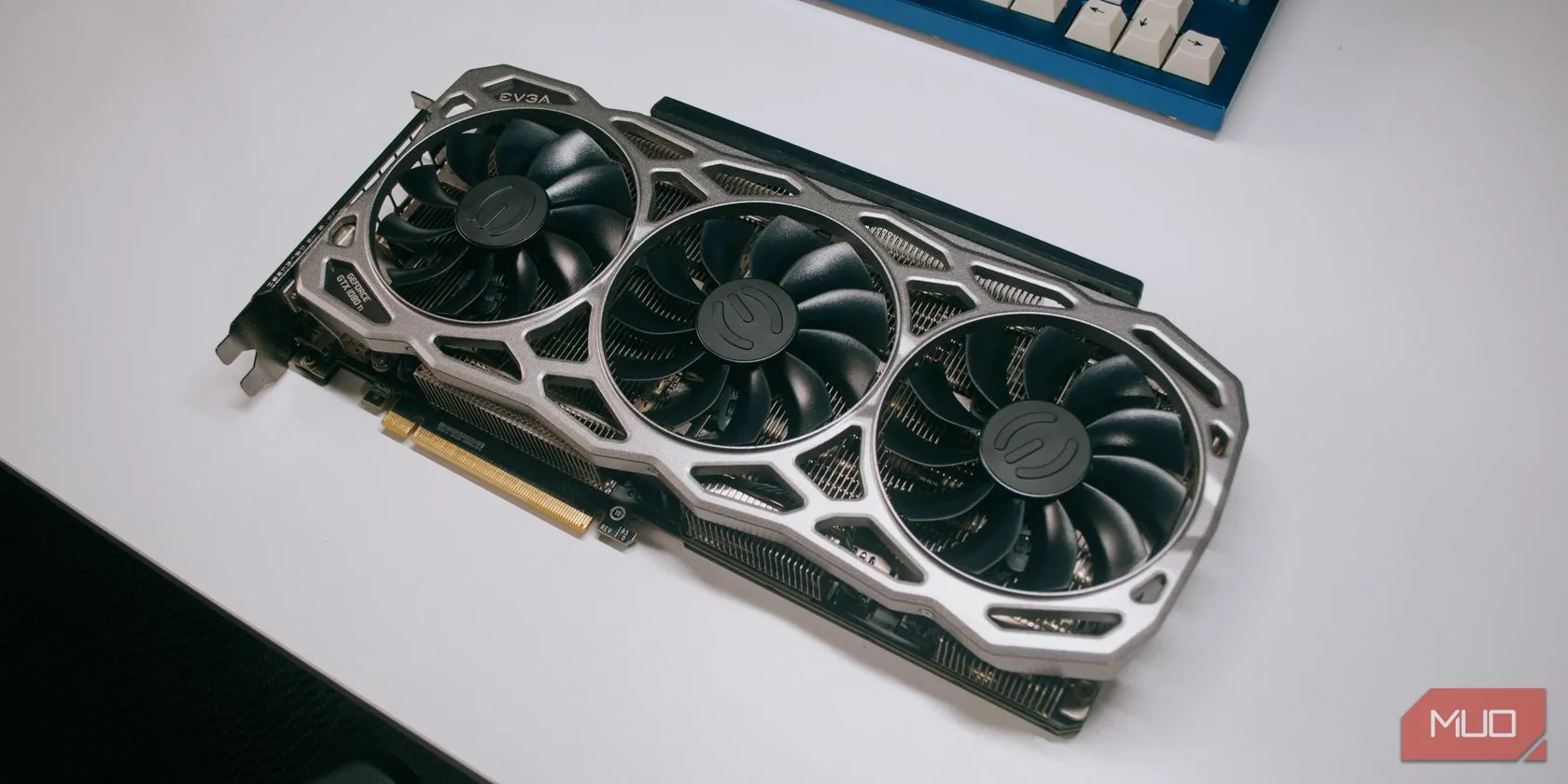 Hệ thống tản nhiệt của card đồ họa GTX 1080 Ti, biểu tượng của hiệu năng cao.