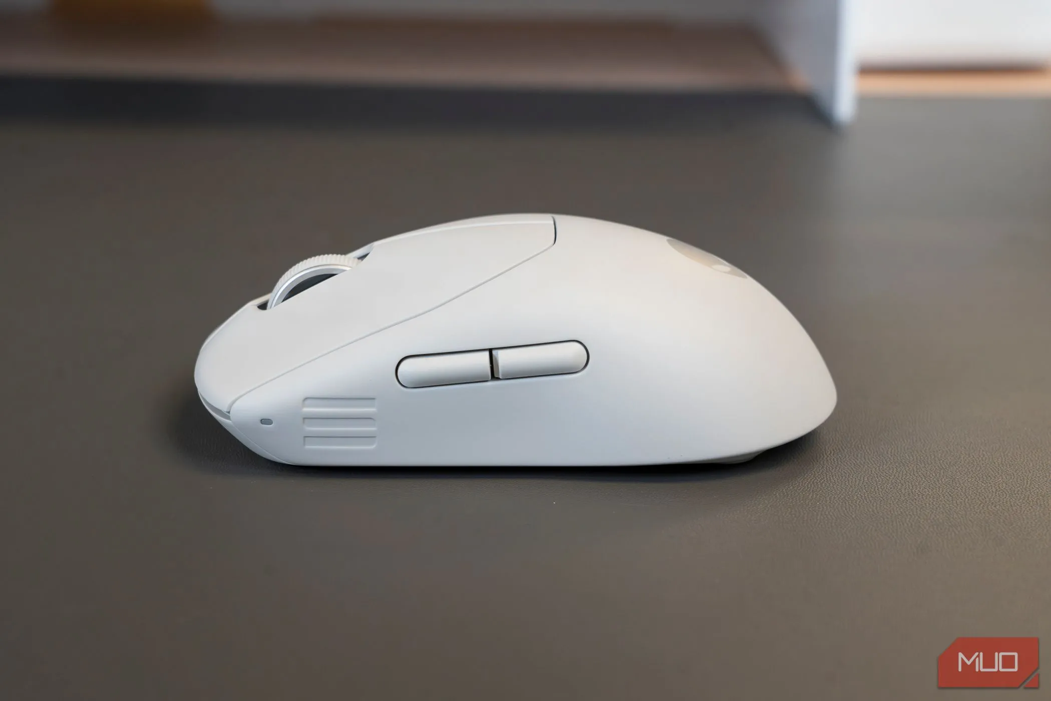 Hình ảnh cận cảnh chuột chơi game không dây Alienware Pro, thể hiện thiết kế và con lăn.