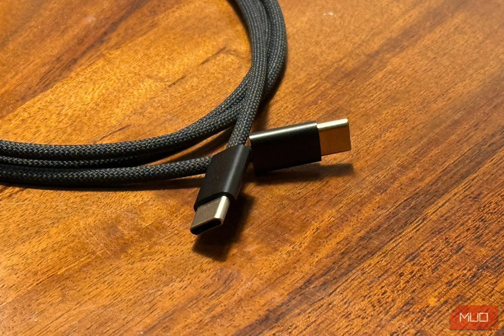 Hình ảnh cận cảnh hai đầu cáp USB-C sang USB-C chất lượng cao
