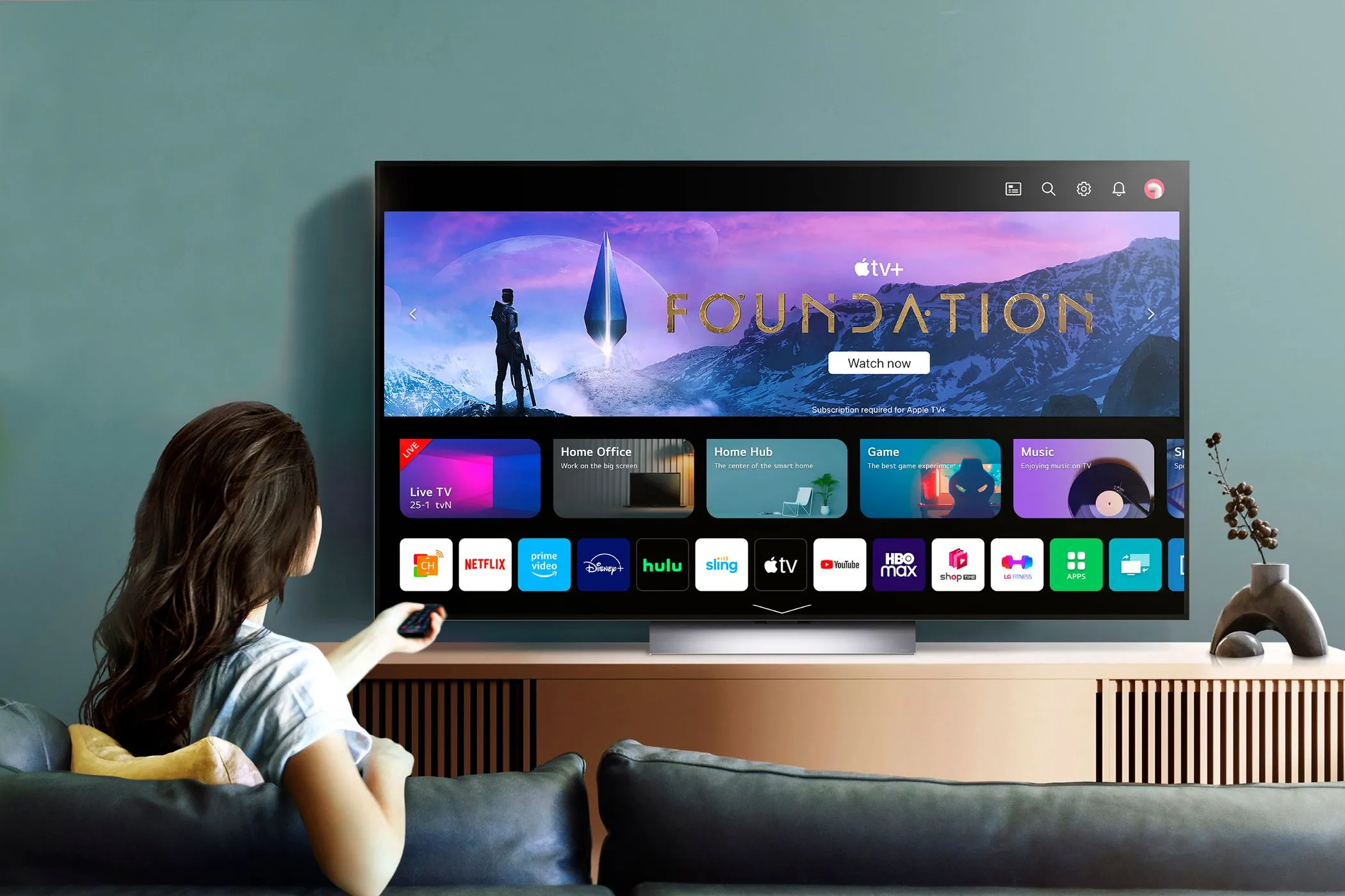 Hình ảnh minh họa Smart TV LG với giao diện WebOS, biểu tượng cho tốc độ và hiệu suất hoạt động mượt mà sau khi tối ưu.
