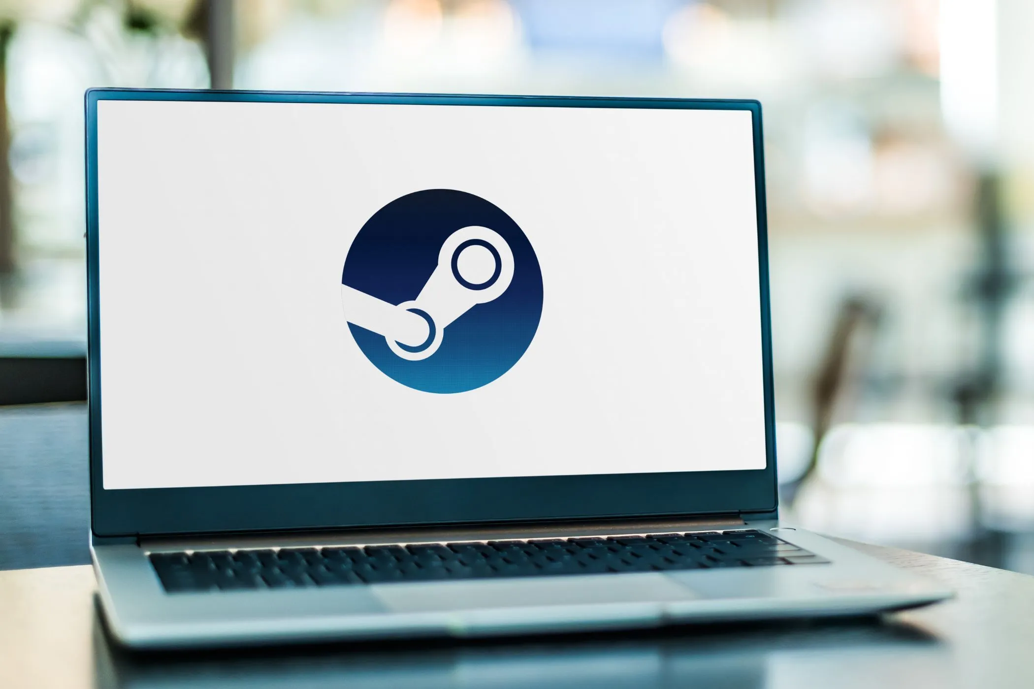 Hình ảnh một chiếc laptop hiển thị logo Steam trên màn hình