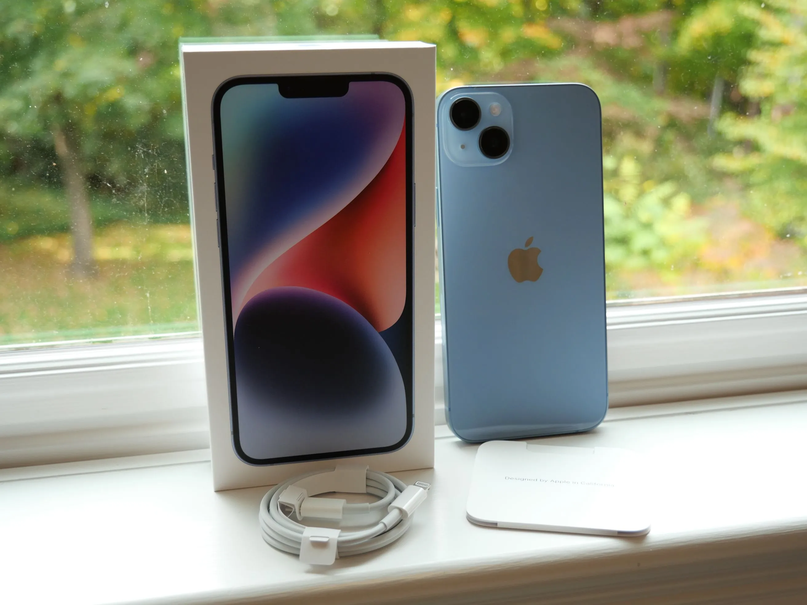 Hộp điện thoại iPhone 14 Plus và các phụ kiện bên trong
