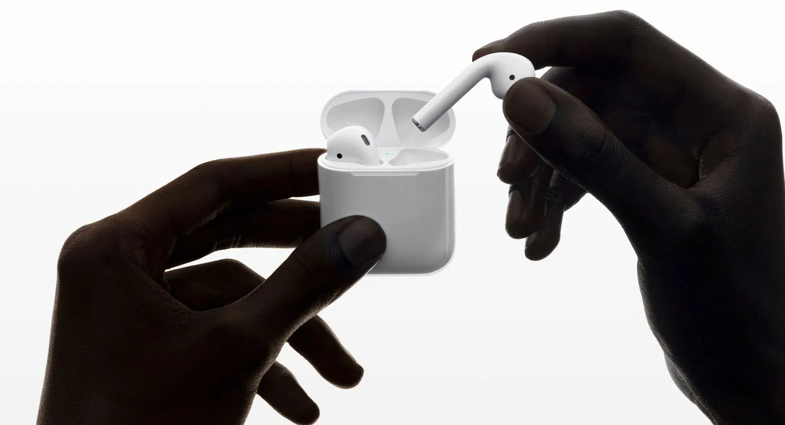 Hộp sạc AirPods thế hệ thứ hai với đèn trạng thái ở mặt trước, minh họa thiết kế hình chữ nhật vuông vắn