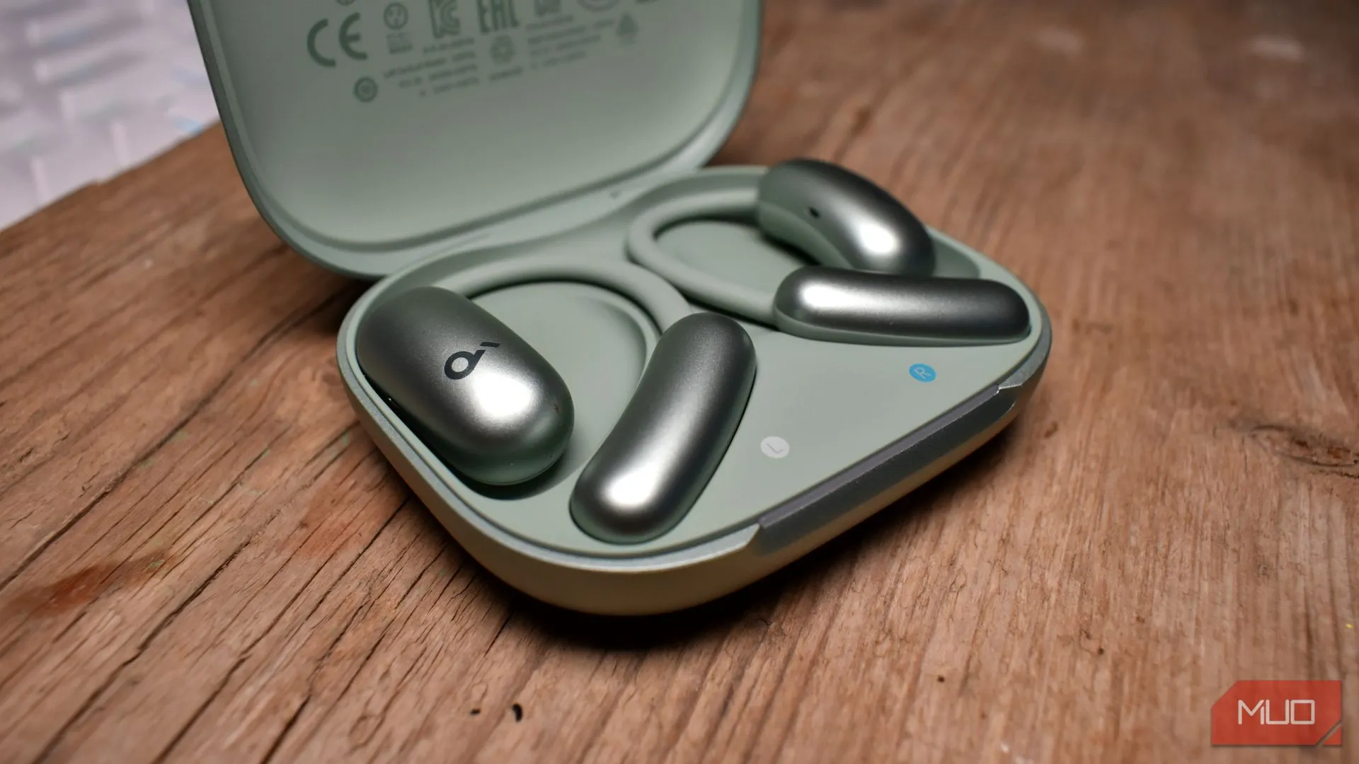 Hộp sạc Soundcore AeroFit 2 mở ra, lộ ra cặp tai nghe bên trong, cho thấy kích thước tổng thể