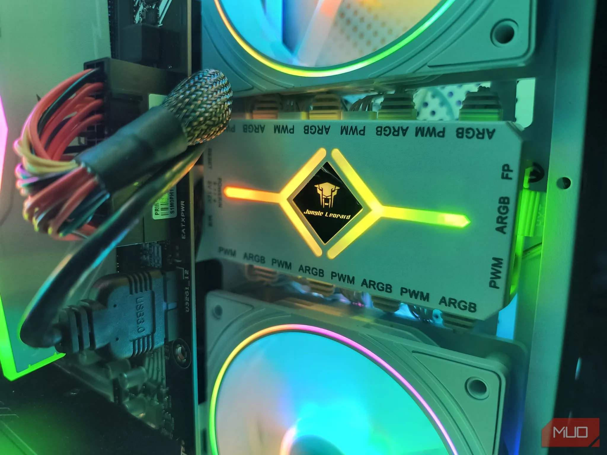Hub quạt tản nhiệt bên trong máy tính PC