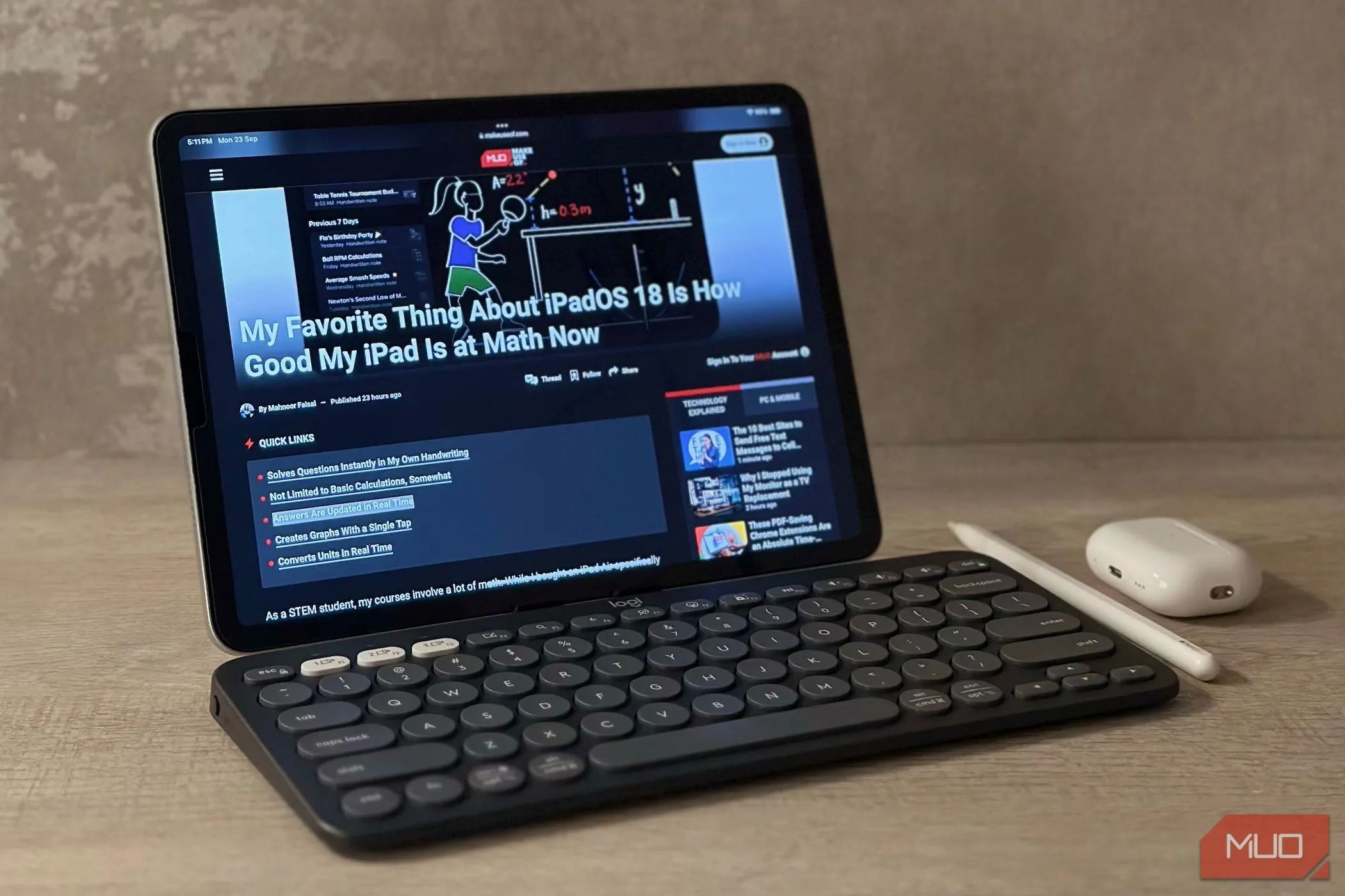 iPad cùng Apple Pencil, bàn phím Logitech Pebble 2 và AirPods trên bàn