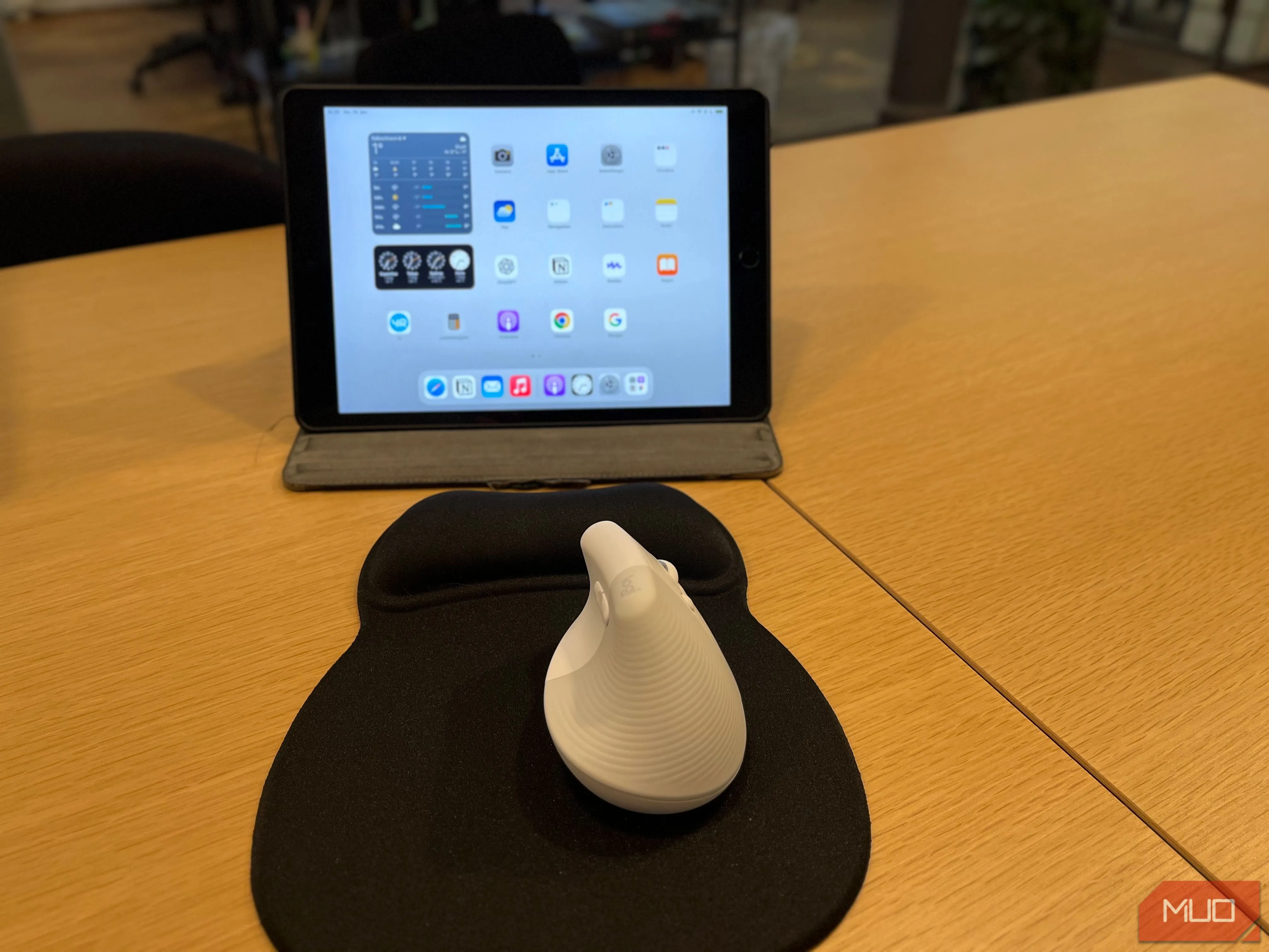 iPad được kết nối với chuột không dây, minh họa khả năng tương thích đa thiết bị.