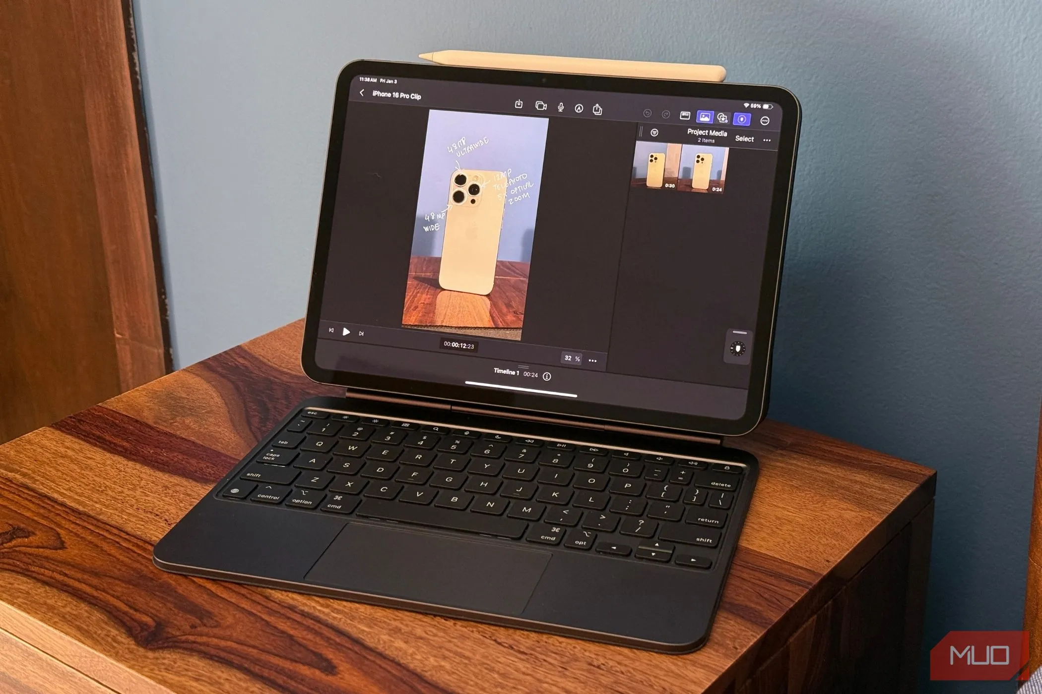 iPad Pro trên Magic Keyboard mở ứng dụng Final Cut Pro