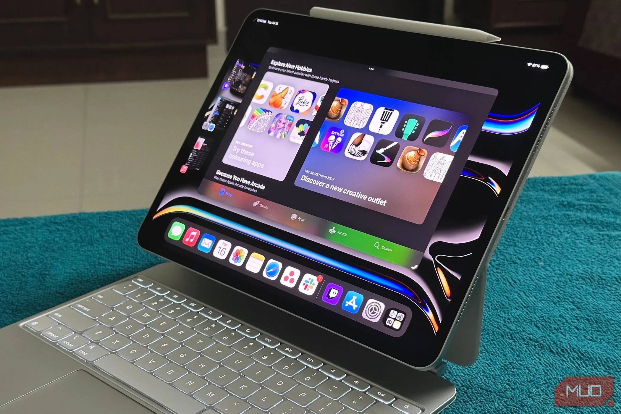 iPad Pro với Stage Manager kết nối với bàn phím Magic Keyboard