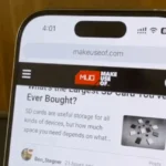 iPhone 16 Pro đang cuộn trang tự động trên MakeUseOf để thử nghiệm mức độ hao pin của trình duyệt.