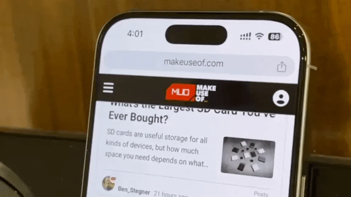 iPhone 16 Pro đang cuộn trang tự động trên MakeUseOf để thử nghiệm mức độ hao pin của trình duyệt.