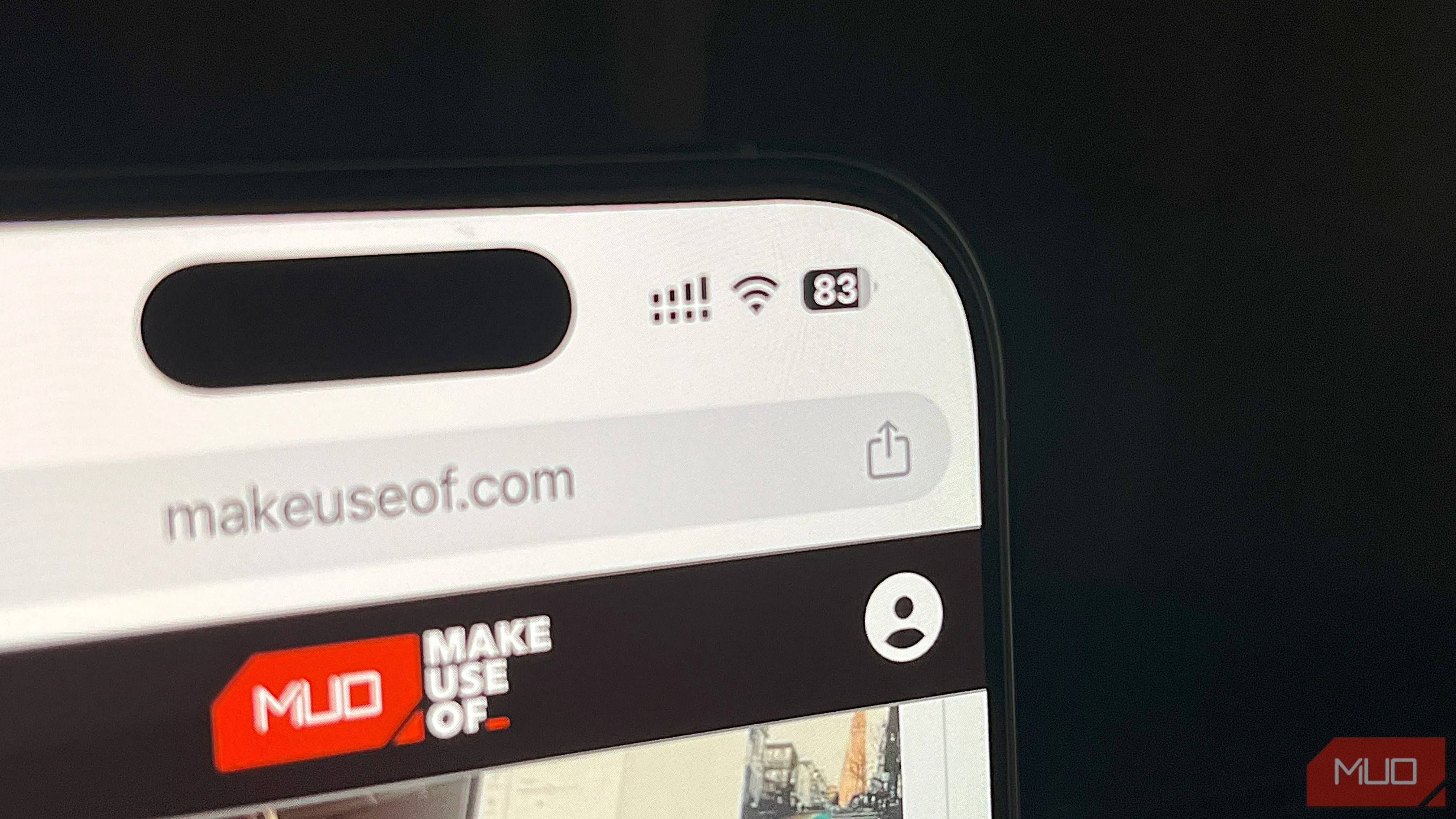 iPhone 16 Pro đang mở Google Chrome và tiến hành kiểm tra thời lượng pin, có hiển thị rõ phần trăm pin.