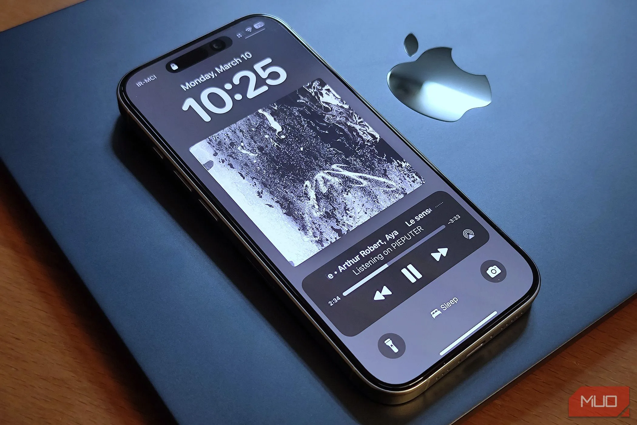 iPhone 16 Pro đặt cạnh MacBook Air với ốp lưng bảo vệ