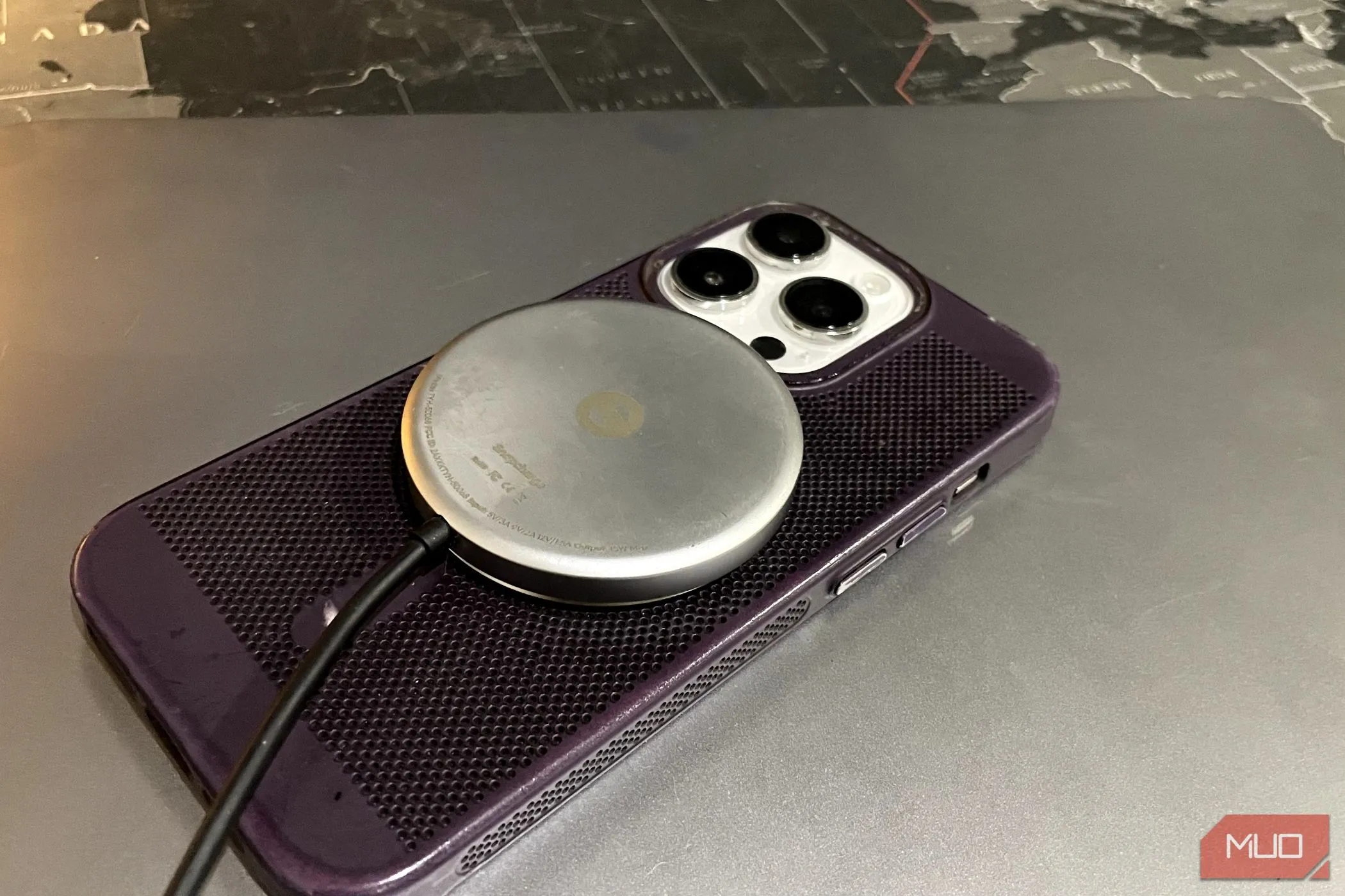 iPhone đang được sạc không dây trên đế sạc, minh họa công nghệ sạc không dây an toàn.