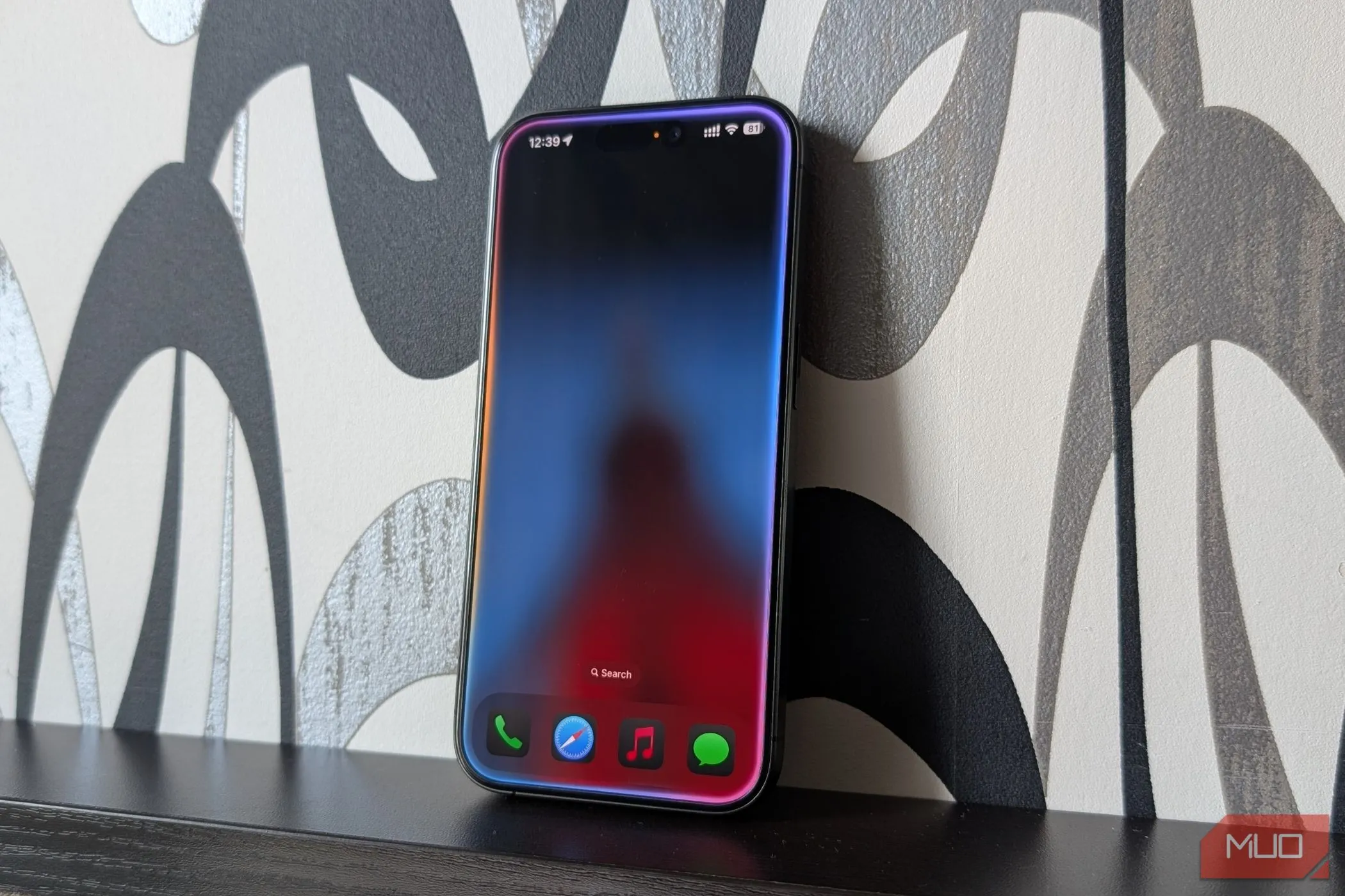 iPhone hiển thị Siri đang hoạt động, minh họa AI trên thiết bị ảnh hưởng pin