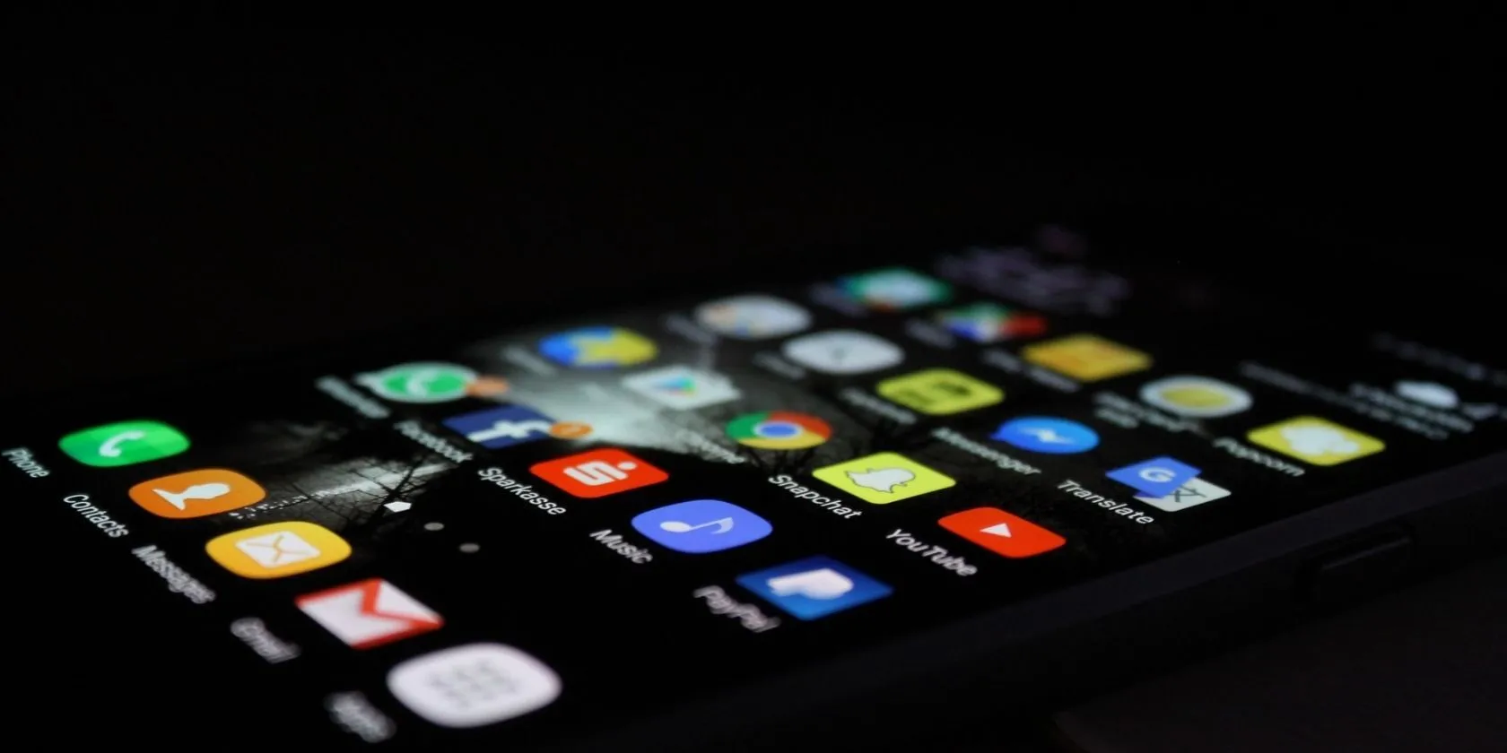iPhone màu đen với các ứng dụng trên màn hình chính