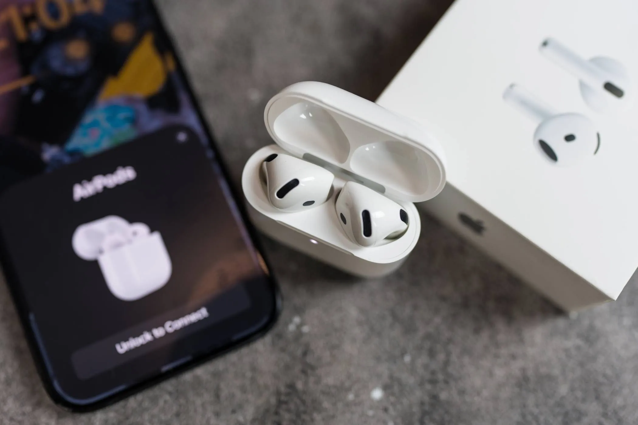 iPhone tự động kết nối và thiết lập AirPods thông qua công nghệ NFC
