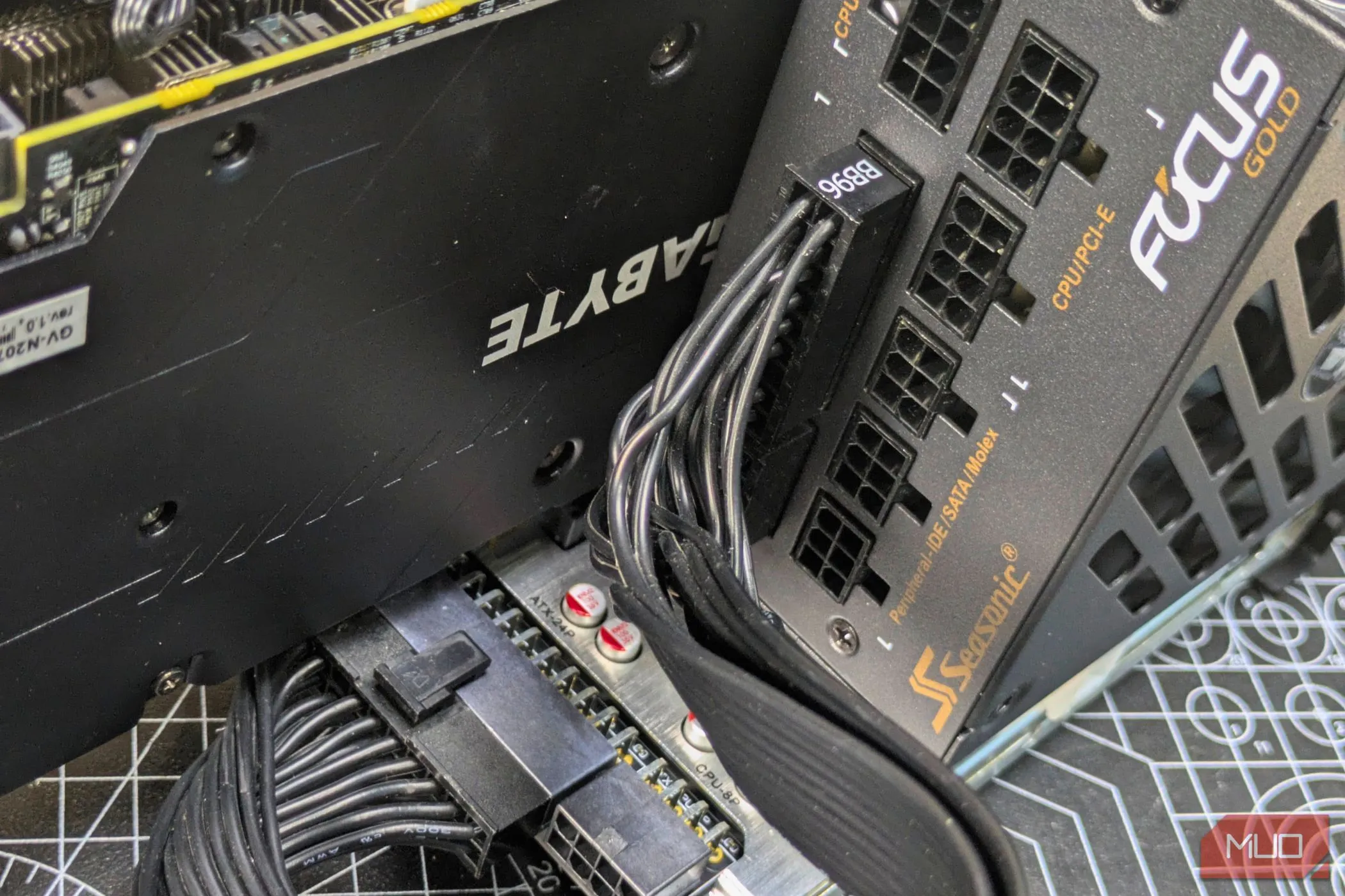 Kết nối các cáp nguồn từ bộ nguồn vào dock eGPU (24-pin) và card đồ họa (8-pin, 6+2-pin PCIe) để cấp điện