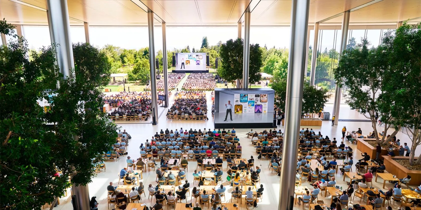 Khán giả tại sự kiện WWDC của Apple, nơi công bố các phiên bản hệ điều hành mới và đổi mới trong cách đặt tên