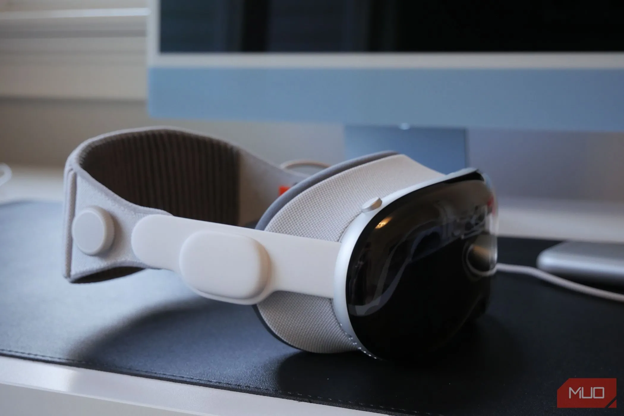 Kính thực tế hỗn hợp Apple Vision Pro đặt trên bàn làm việc, đại diện cho sản phẩm công nghệ tiên phong nhưng còn nhiều thách thức về giá và ứng dụng.