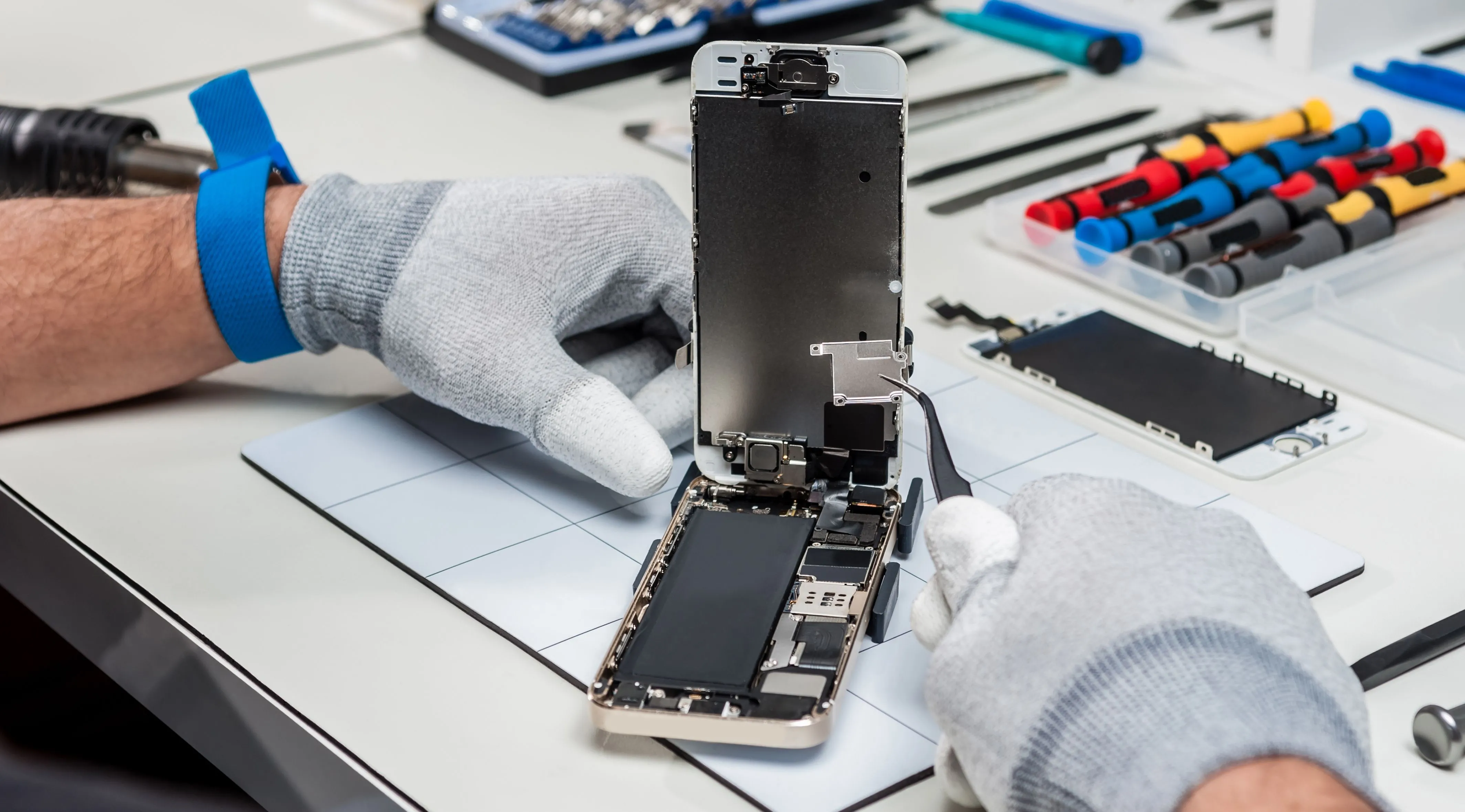 Kỹ thuật viên đang sửa chữa điện thoại Pixel, minh họa khó khăn khi tìm dịch vụ sửa chữa chính hãng tại Việt Nam.
