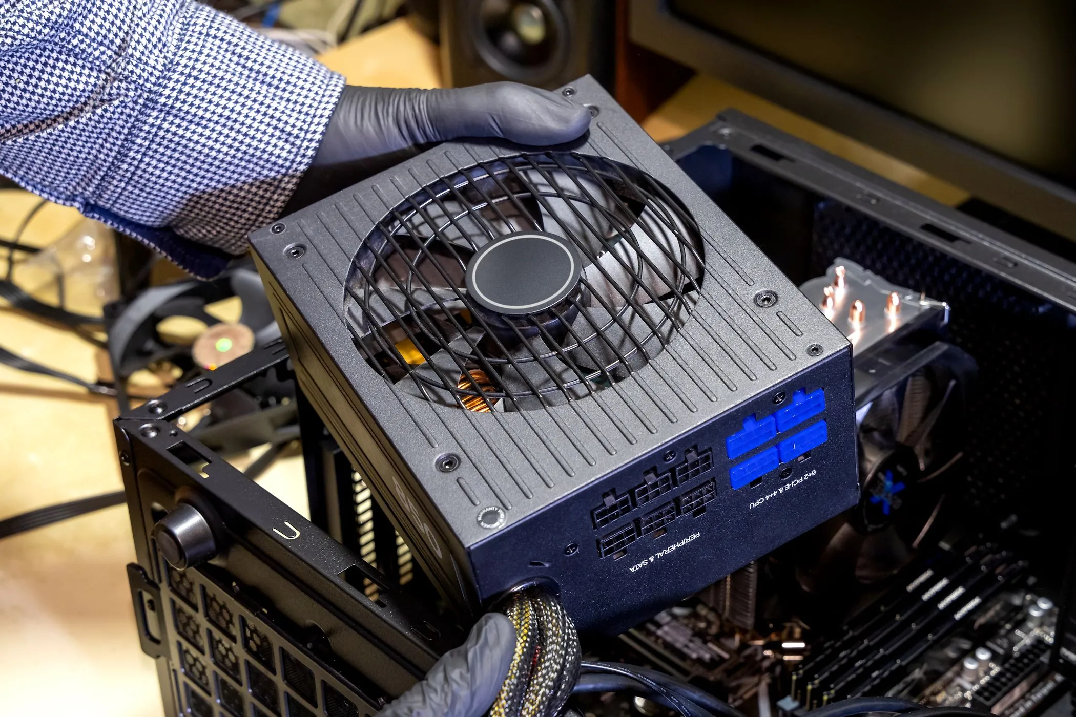 Lắp đặt bộ nguồn (PSU) vào vỏ máy tính.