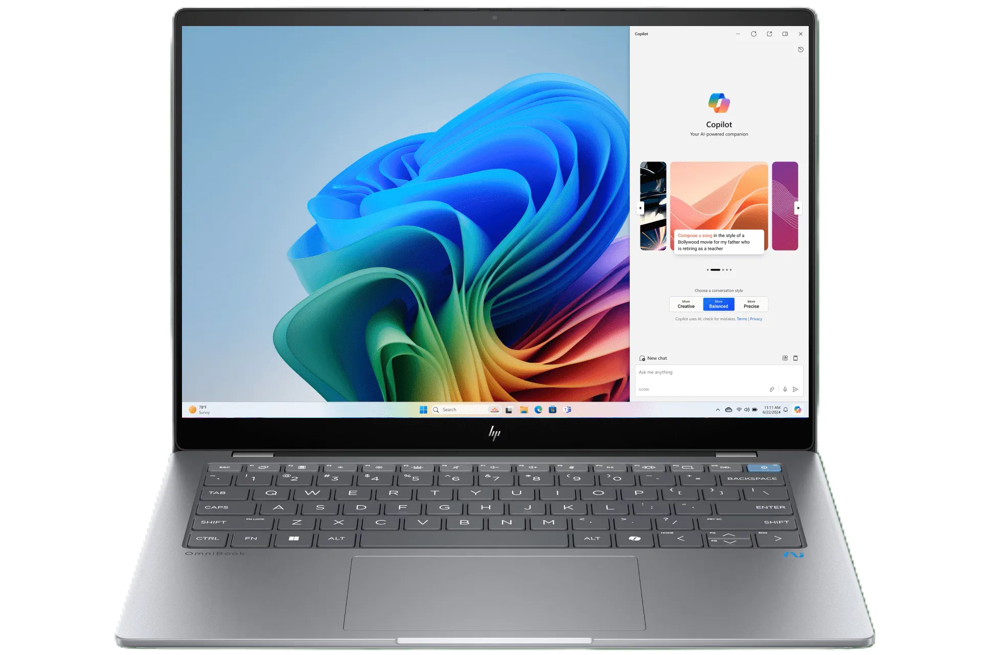 Laptop HP OmniBook X màu trắng xám được đặt trên bàn làm việc