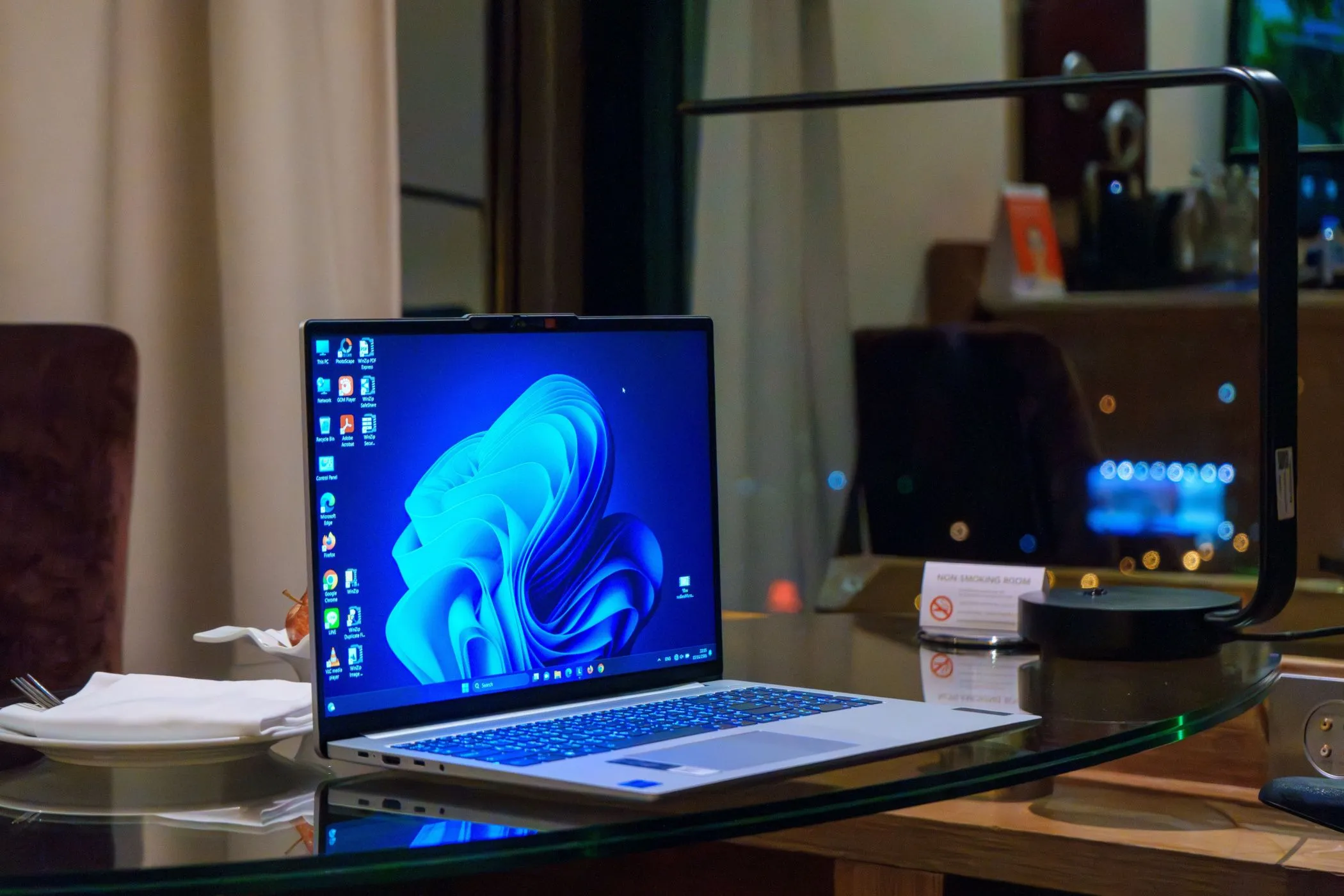 Laptop Windows với các biểu tượng phần mềm trên màn hình, tượng trưng cho việc sử dụng phần mềm hợp pháp.