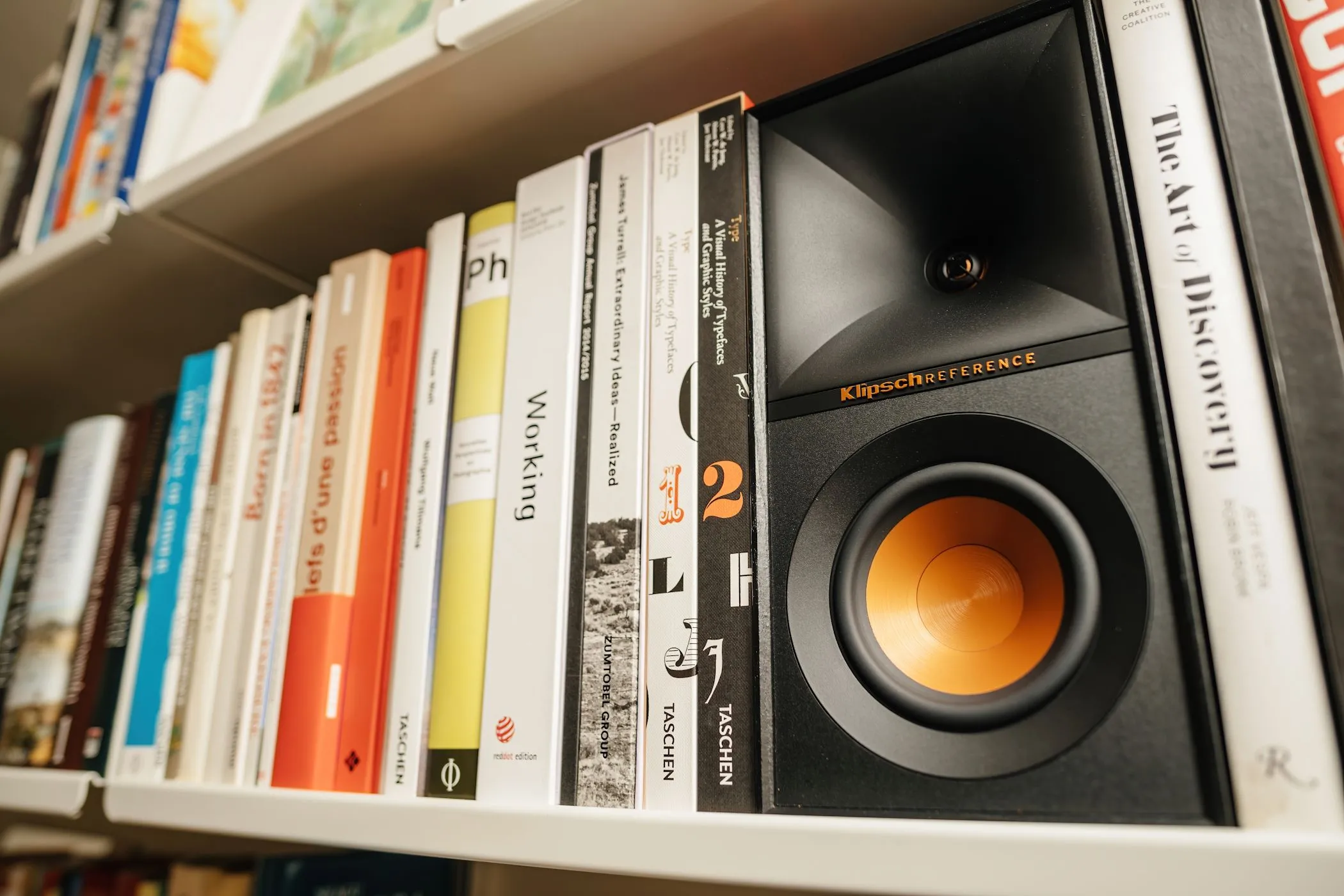 Loa bookshelf Klipsch Reference nhỏ gọn mang lại âm thanh chất lượng cho không gian phòng khách
