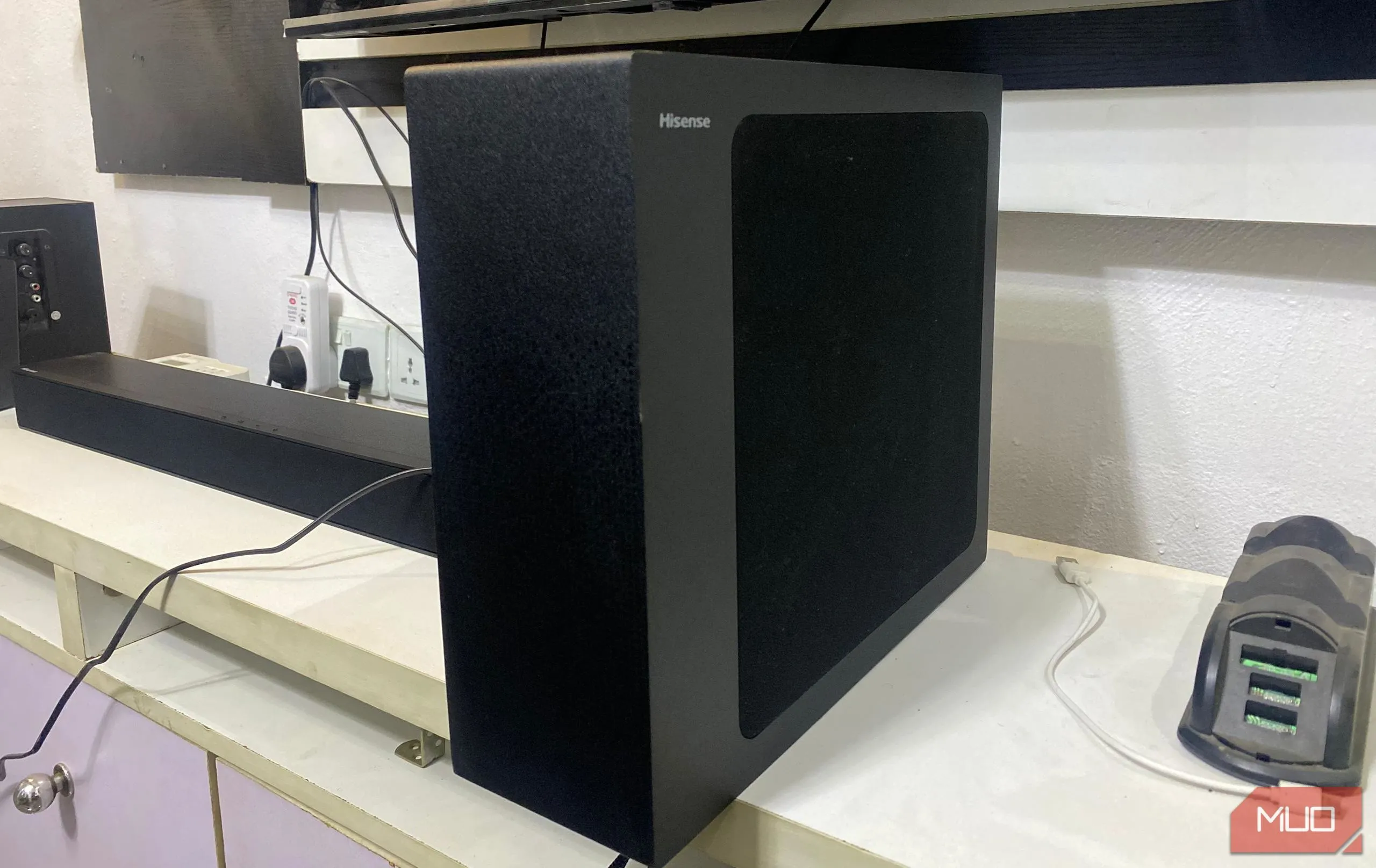 Loa siêu trầm không dây của Hisense HS2100, mang lại âm bass mạnh mẽ và linh hoạt trong vị trí đặt.
