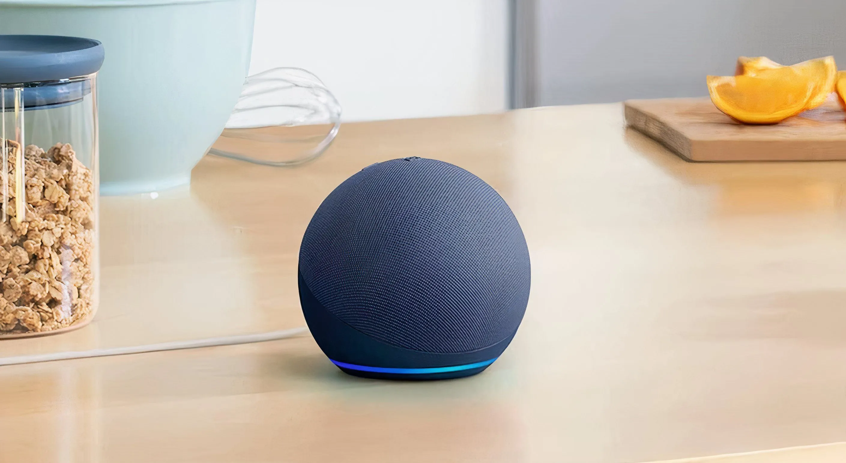 Loa thông minh Amazon Echo Dot màu than, đặt trên bề mặt bếp, tượng trưng cho khả năng điều khiển Fire TV bằng giọng nói.