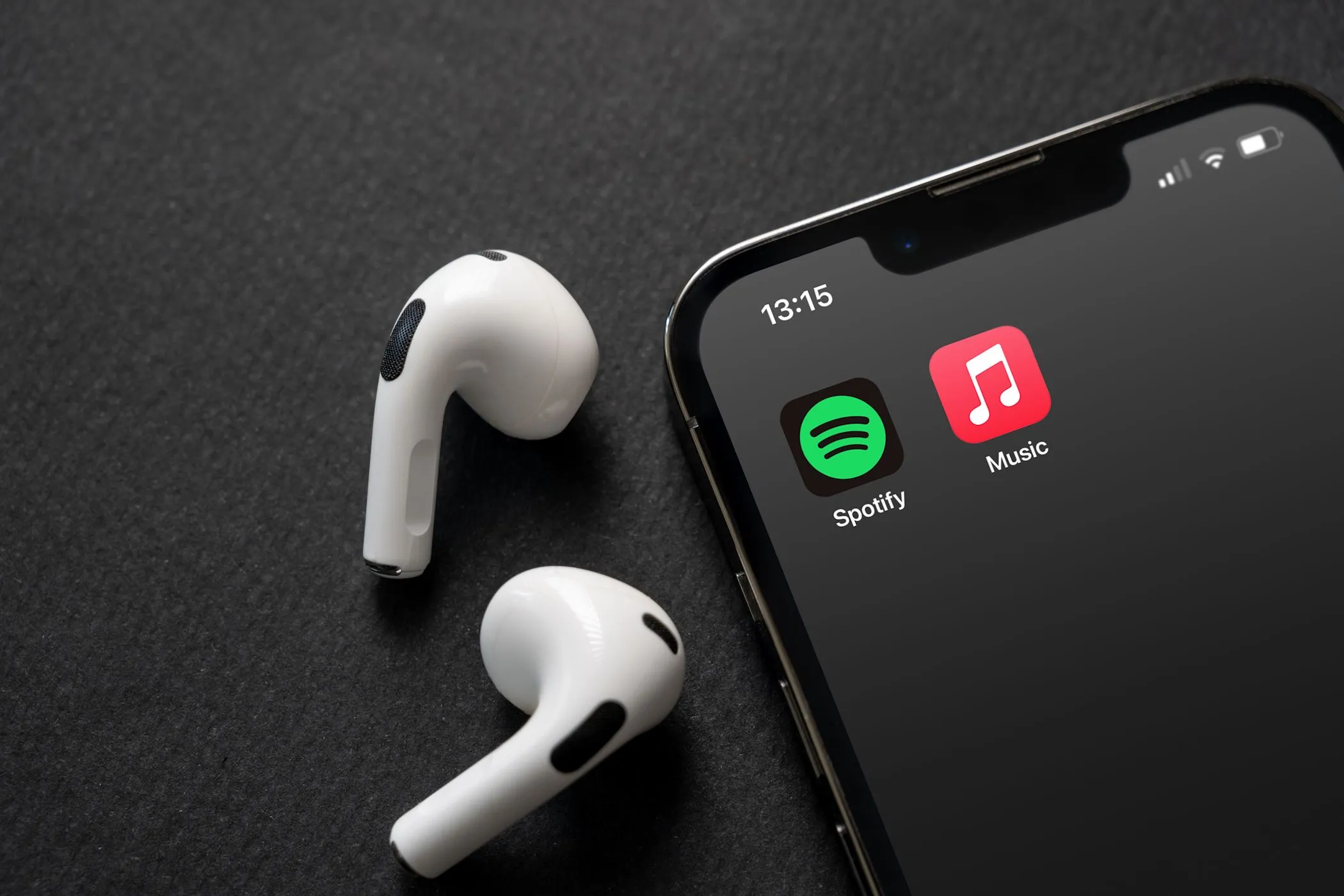 Logo Apple Music và Spotify trên màn hình điện thoại thông minh