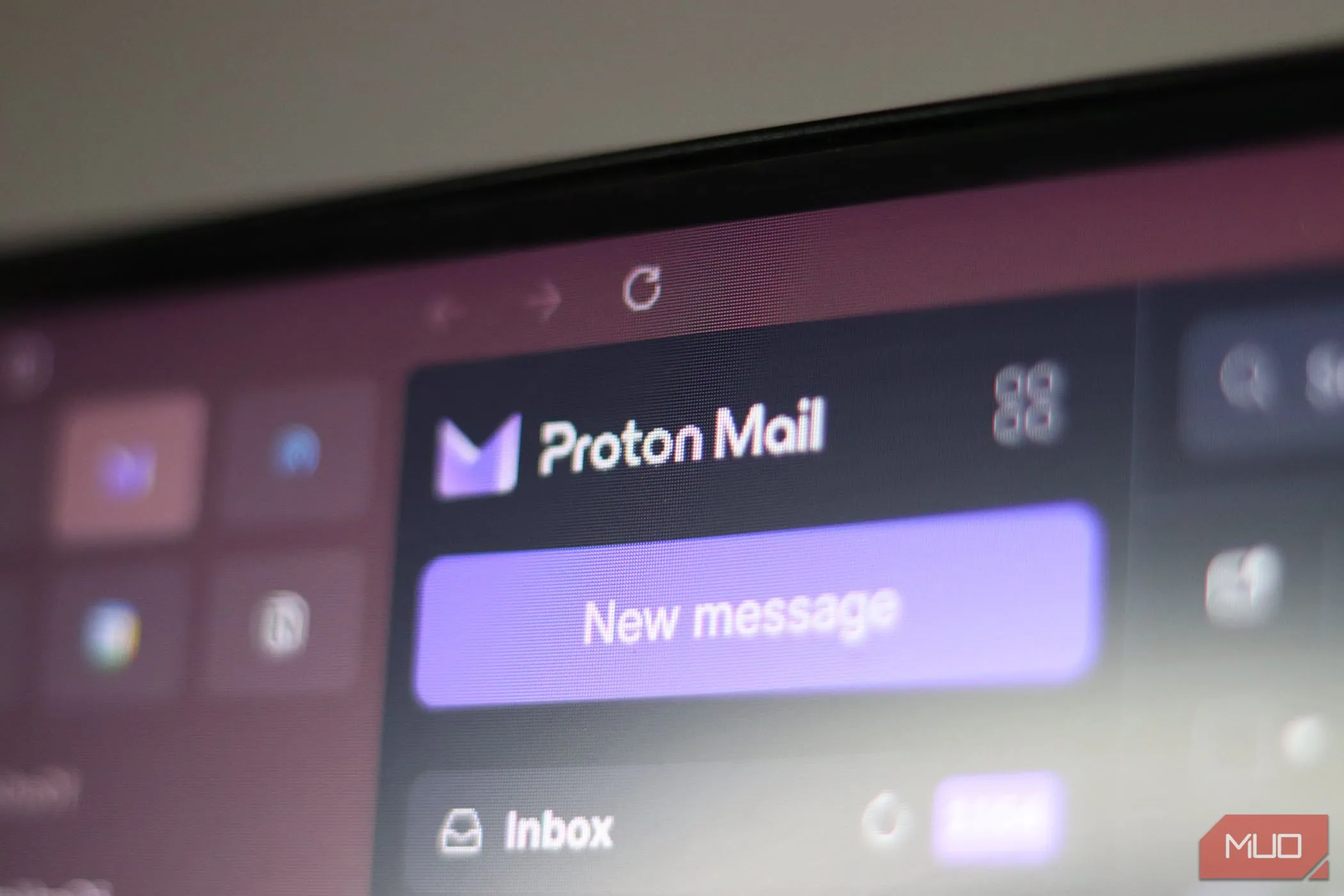 Logo của Proton Mail được hiển thị trên màn hình máy tính, tượng trưng cho dịch vụ email bảo mật với mã hóa đầu cuối.