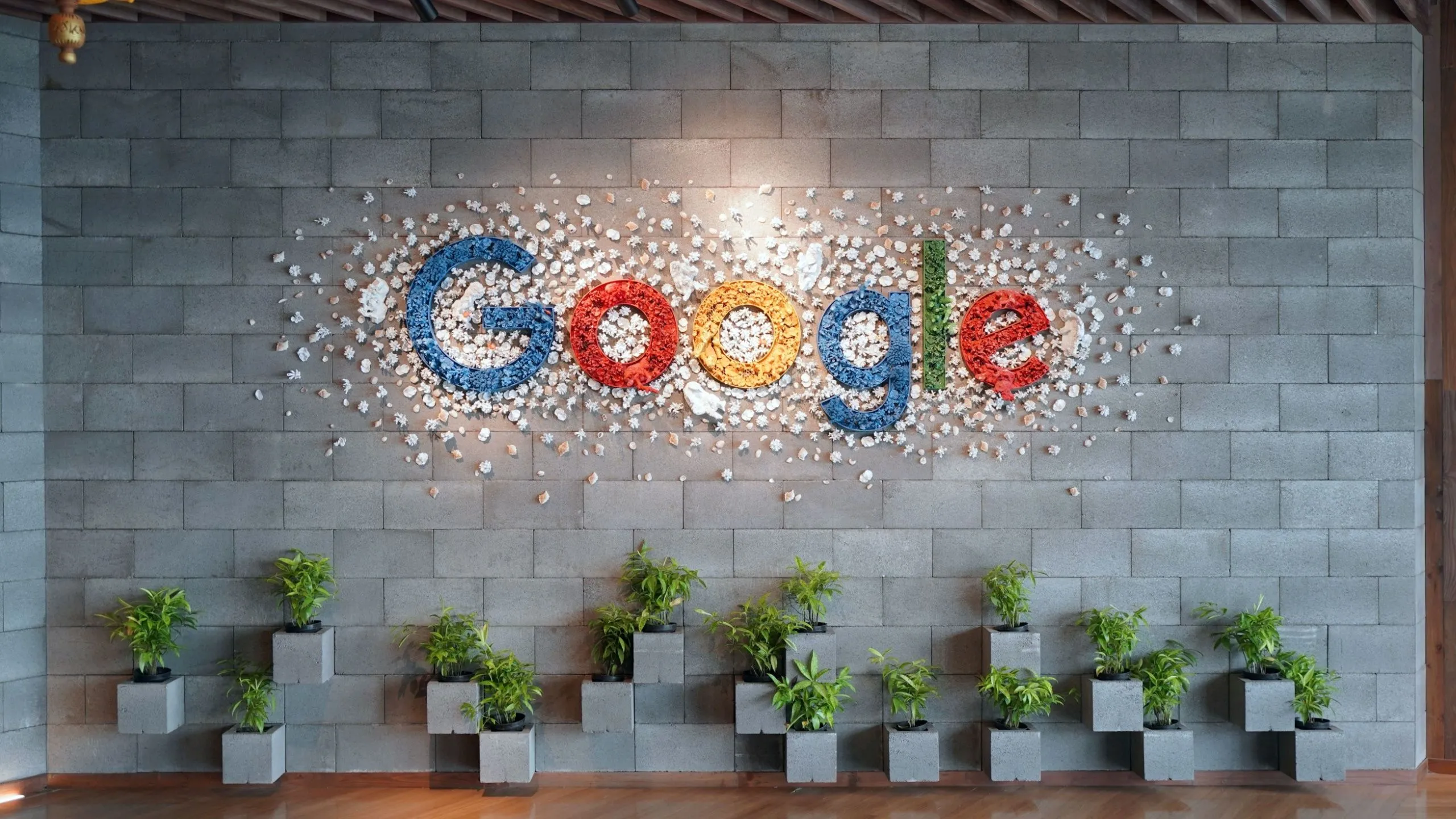 Logo Google trên tường văn phòng văn phòng, biểu tượng cho khả năng đồng bộ hóa liền mạch của Chromebook với hệ sinh thái Google