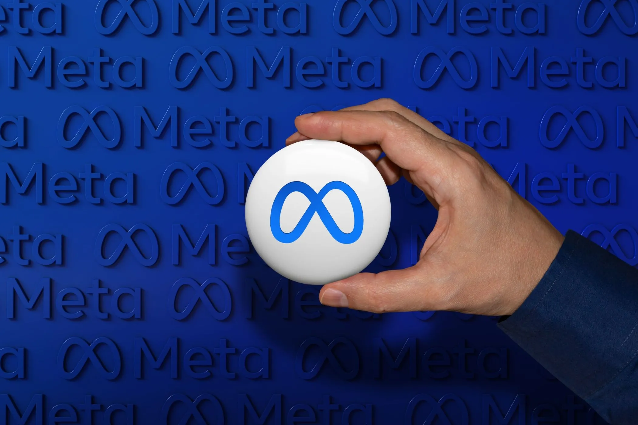 Logo Meta trên nút bấm với nền mờ, đại diện cho tập đoàn công nghệ