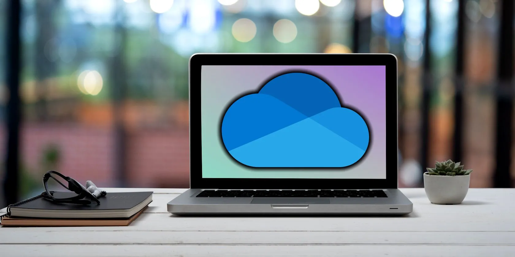 Logo Microsoft OneDrive trên màn hình laptop, biểu tượng cho lưu trữ đám mây và chia sẻ tệp