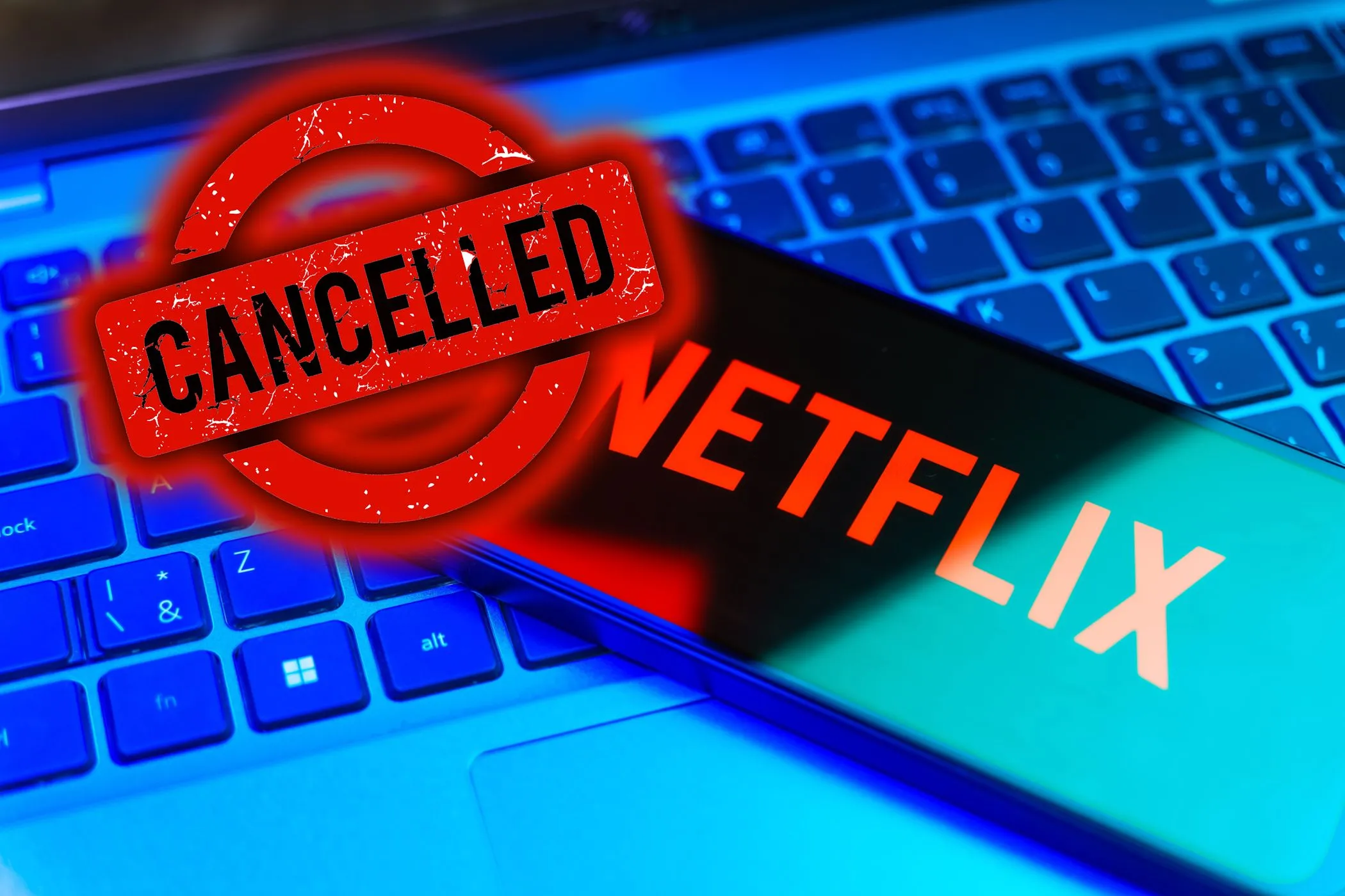 logo Netflix trên điện thoại kèm biểu tượng bị hủy, tượng trưng cho việc ngừng đăng ký dịch vụ trả phí và chuyển sang streaming miễn phí