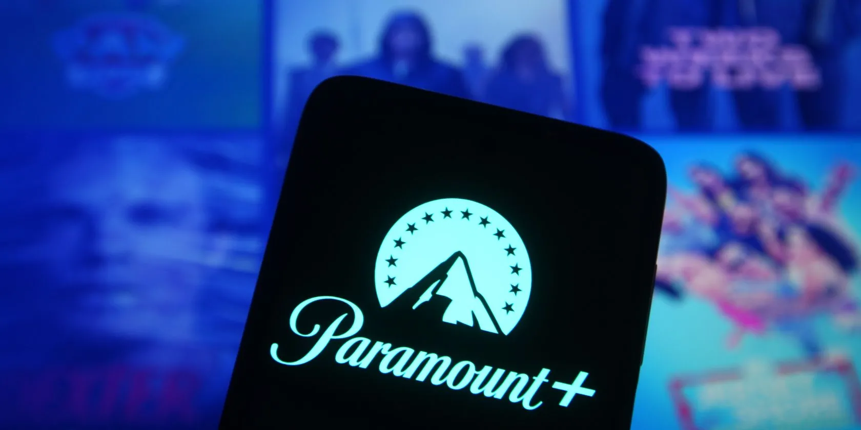 Logo Paramount+ trên màn hình điện thoại, minh họa khả năng xem phim mọi lúc mọi nơi